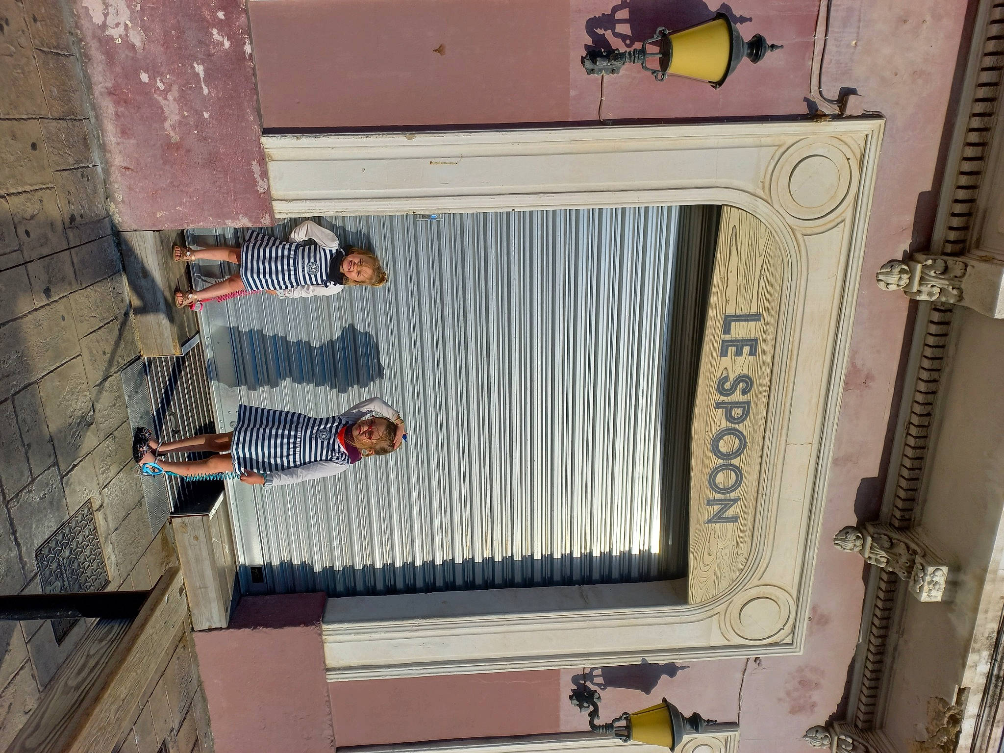 Stéfyne a rejoint le concours — aidez-le/la à gagner de superbes lots ! brickwork, building, composite_material, concrete, electrical_supply, electrical_wiring, facade, font, gas, joy, machine, metal, person, rectangle, wall, window, window_covering, wood