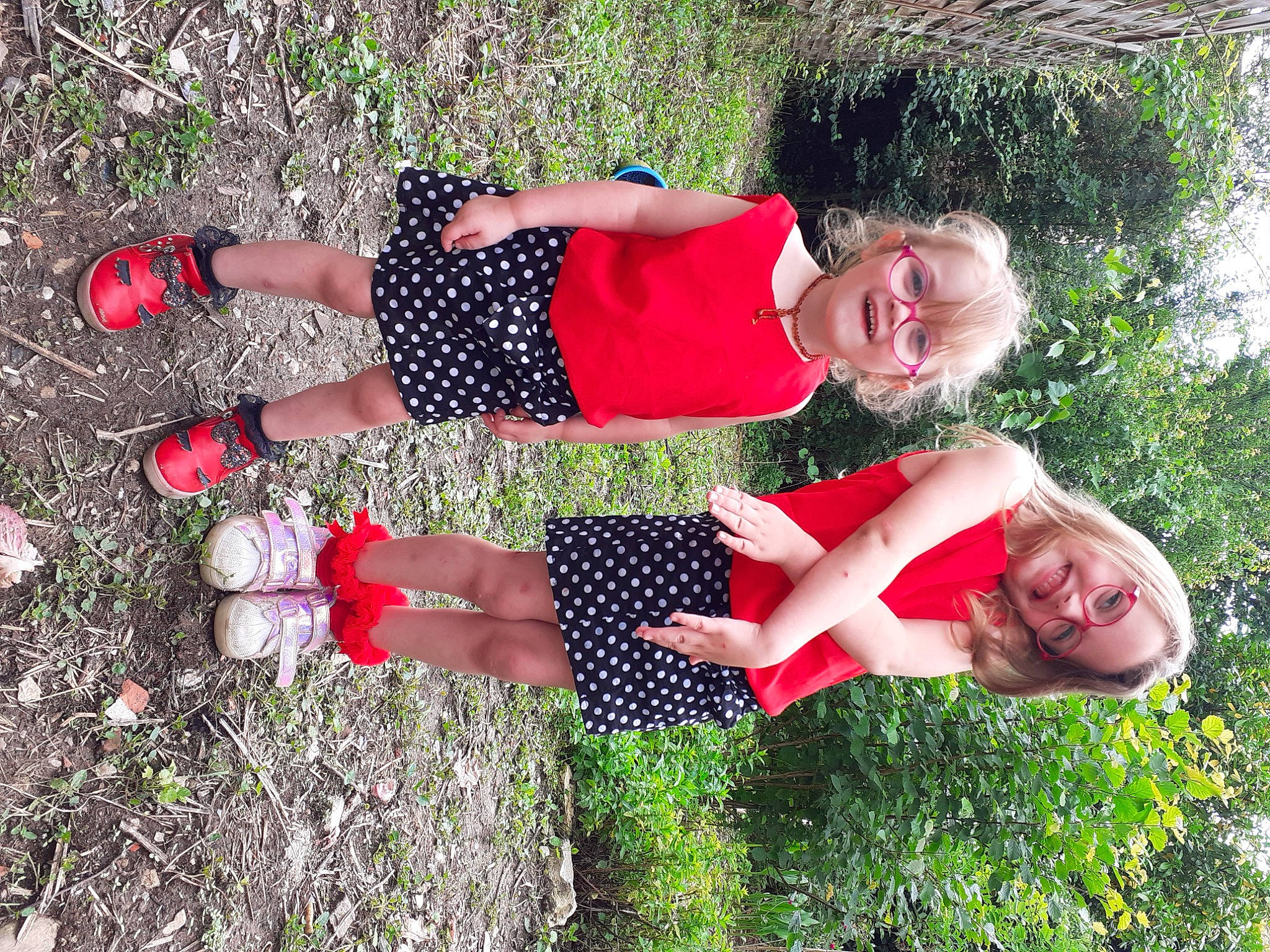 Stéfyne a rejoint le concours — aidez-le/la à gagner de superbes lots ! arm, fun, grass, grass_family, hand, happy, human_leg, joint, joy, knee, lawn, leg, leisure, people, people_in_nature, person, plant, red, smile, thigh