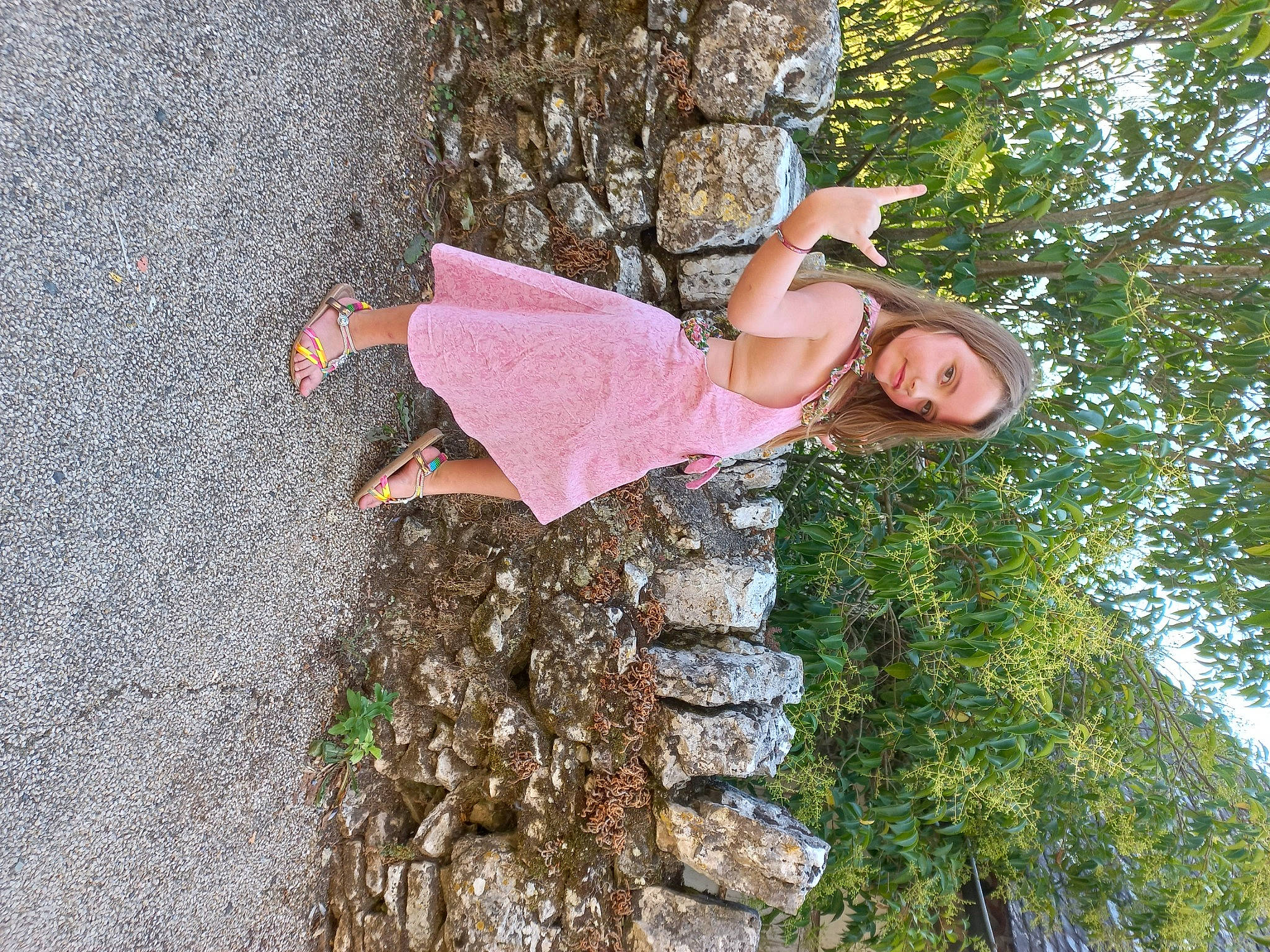 Stéfyne participe au concours pour gagner de l'argent avec cette photo : art, asphalt, concrete, eyewear, fun, grass, happy, human_leg, leisure, people_in_nature, person, plant, road_surface, sidewalk, soil, sunglasses, tree, trunk, visual_arts, waist