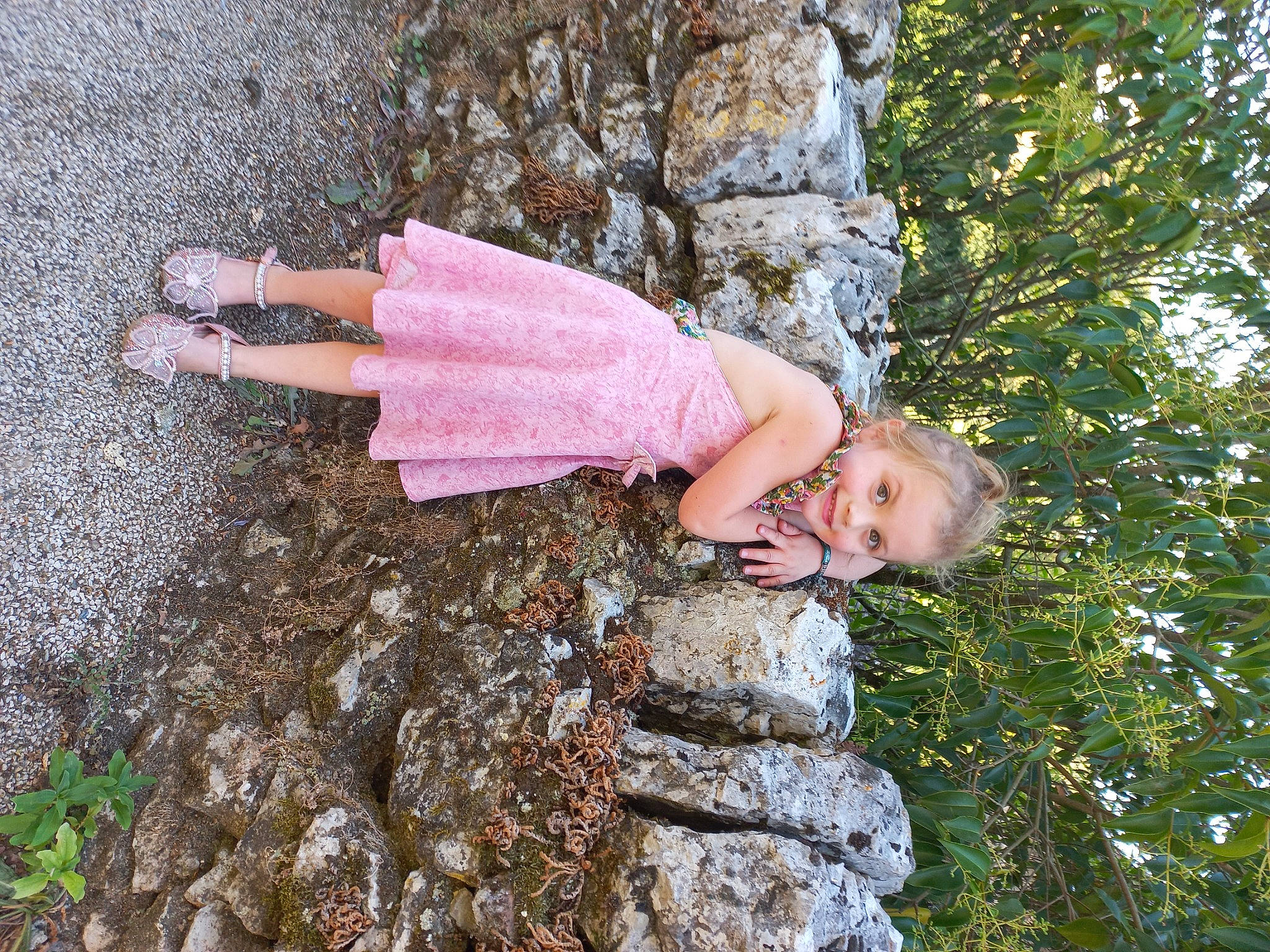 Céréane a rejoint le concours — aidez-le/la à gagner de superbes lots ! asphalt, botany, fashion_accessory, fun, gesture, grass, happy, joy, organism, people_in_nature, person, plant, plant_stem, portrait_photography, road_surface, rock, smile, soil, spring, tree