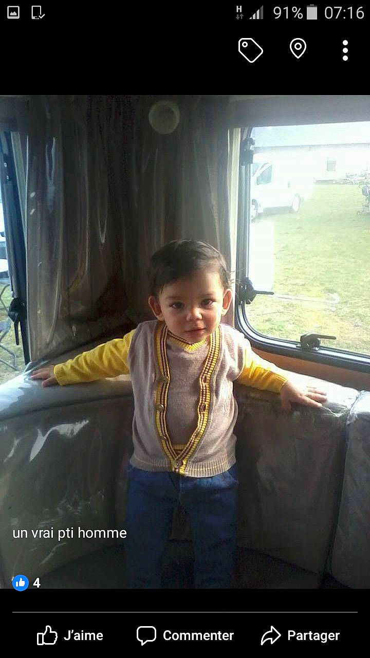 Sean participe au concours pour gagner de l'argent avec cette photo : car, girl, person, photo_caption, screenshot, snapshot