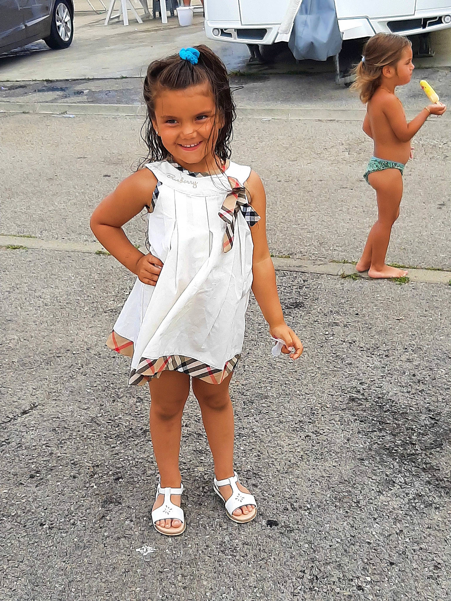 Cheryden a rejoint le concours — aidez-le/la à gagner de superbes lots ! asphalt, fun, gesture, hair, hairstyle, happy, joy, leg, motor_vehicle, people, person, photograph, road, road_surface, smile, style, summer, thigh, tire, toddler