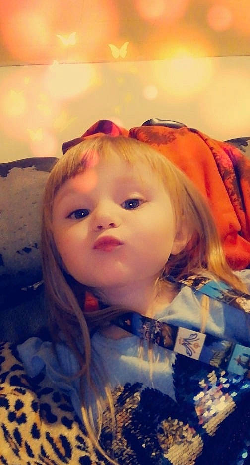 Davina participe au concours pour gagner de l'argent avec cette photo : beauty, cheek, electric_blue, eye, eyebrow, eyelash, face, flash_photography, fun, happy, head, iris, lip, long_hair, nose, orange, person, skin, sunlight, tints_and_shades