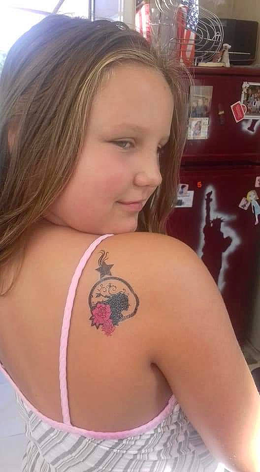 Lara participe au concours pour gagner de l'argent avec cette photo : arthropod, beauty, blond, brown_hair, eyebrow, eyelash, hairstyle, insect, invertebrate, joint, joy, long_hair, organ, peach, person, pollinator, shelf, shoulder, skin, tattoo