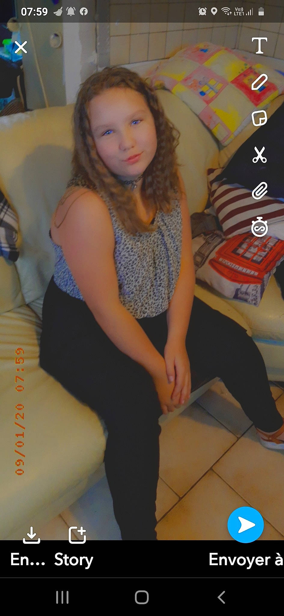 Lara a rejoint le concours — aidez-le/la à gagner de superbes lots ! active_pants, ankle, couch, foot, hairstyle, hip, human_leg, knee, living_room, logo, long_hair, person, shoulder, sitting, slipcover, thigh, trunk, waist