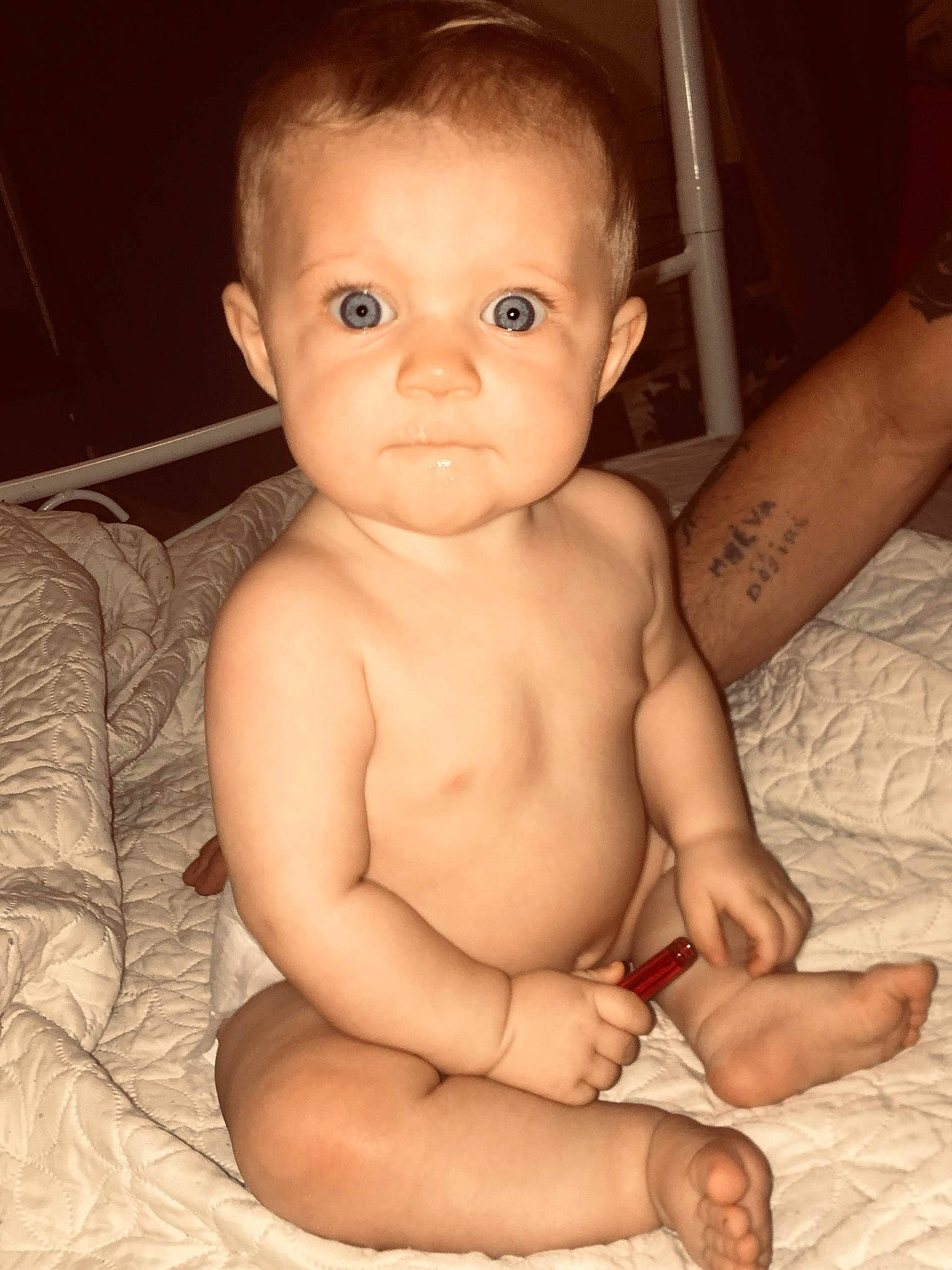 Malya participe au concours pour gagner de l'argent avec cette photo : arm, baby, cheek, child, chin, eye, face, finger, hand, head, human, leg, lip, mouth, muscle, nose, person, sitting, skin, thumb