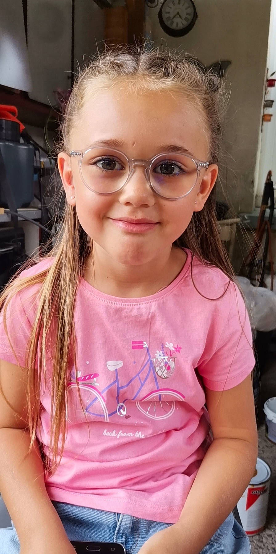 éloïse a rejoint le concours — aidez-le/la à gagner de superbes lots ! cheek, chin, cool, eyebrow, eyelash, eyewear, facial_expression, glasses, hair, hairstyle, happy, iris, joy, lip, person, pink, skin, sleeve, smile, t_shirt