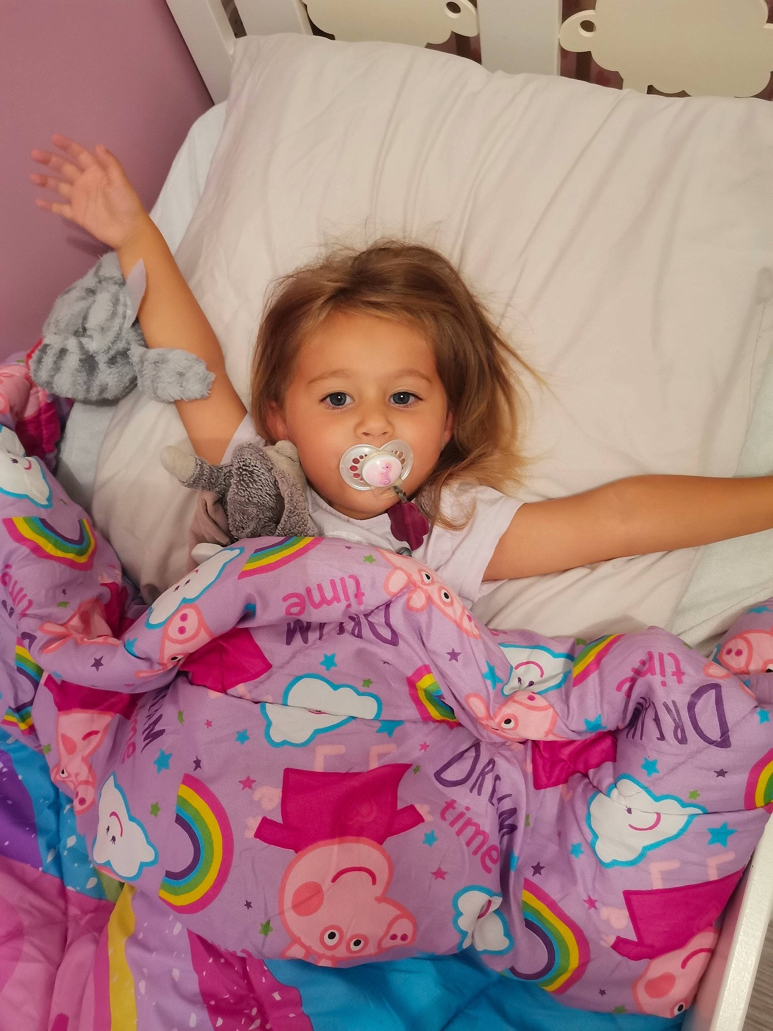 Anaé a rejoint le concours — aidez-le/la à gagner de superbes lots ! arm, baby, baby_toddler_clothing, child, comfort, face, finger, fun, happy, head, linens, pattern, person, pillow, pink, product, skin, sleeve, textile, toddler