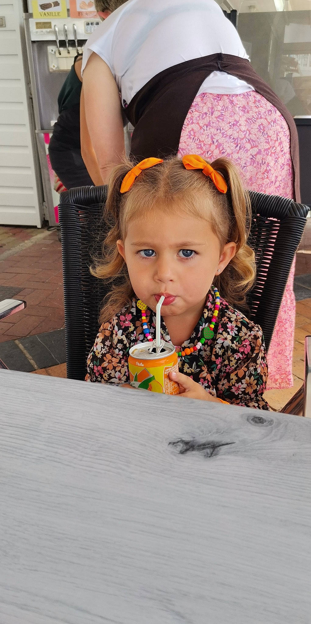 Anaé participe au concours pour gagner de l'argent avec cette photo : birthday, cake_decorating, chair, child, costume, door, dress, event, fashion_accessory, fun, hair, happy, head, party, person, recreation, sitting, sweetness, t_shirt, table