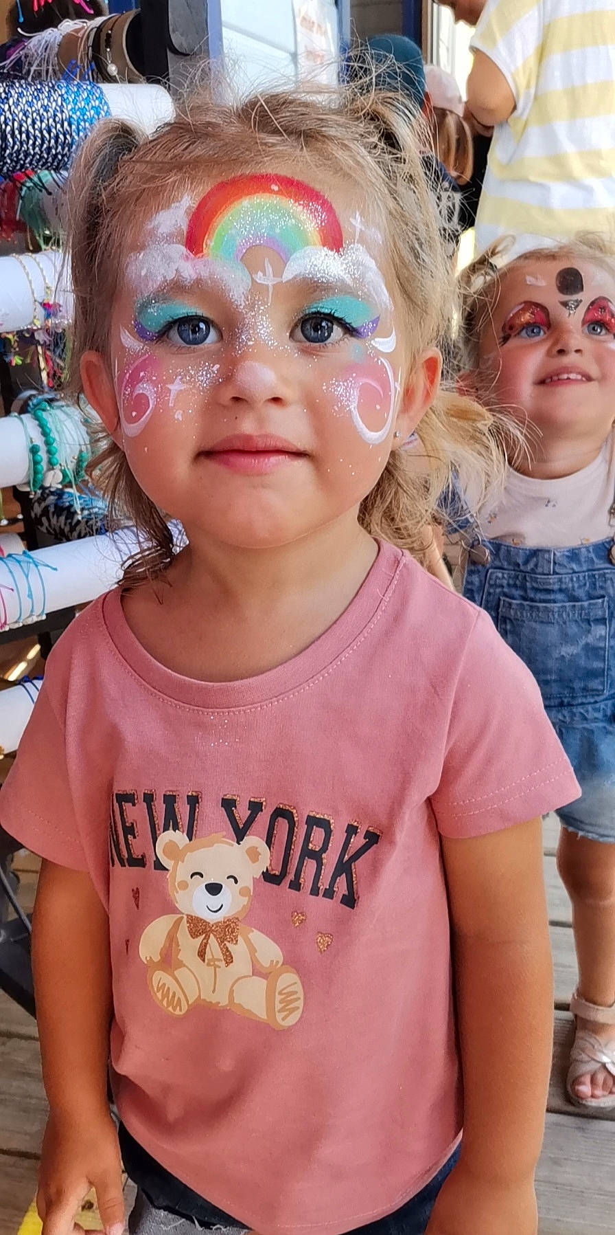 Anaé participe au concours pour gagner de l'argent avec cette photo : child, clothing, cool, electric_blue, event, eyewear, facial_expression, fun, hairstyle, happy, human, joy, organ, people, person, pink, sleeve, smile, summer, t_shirt