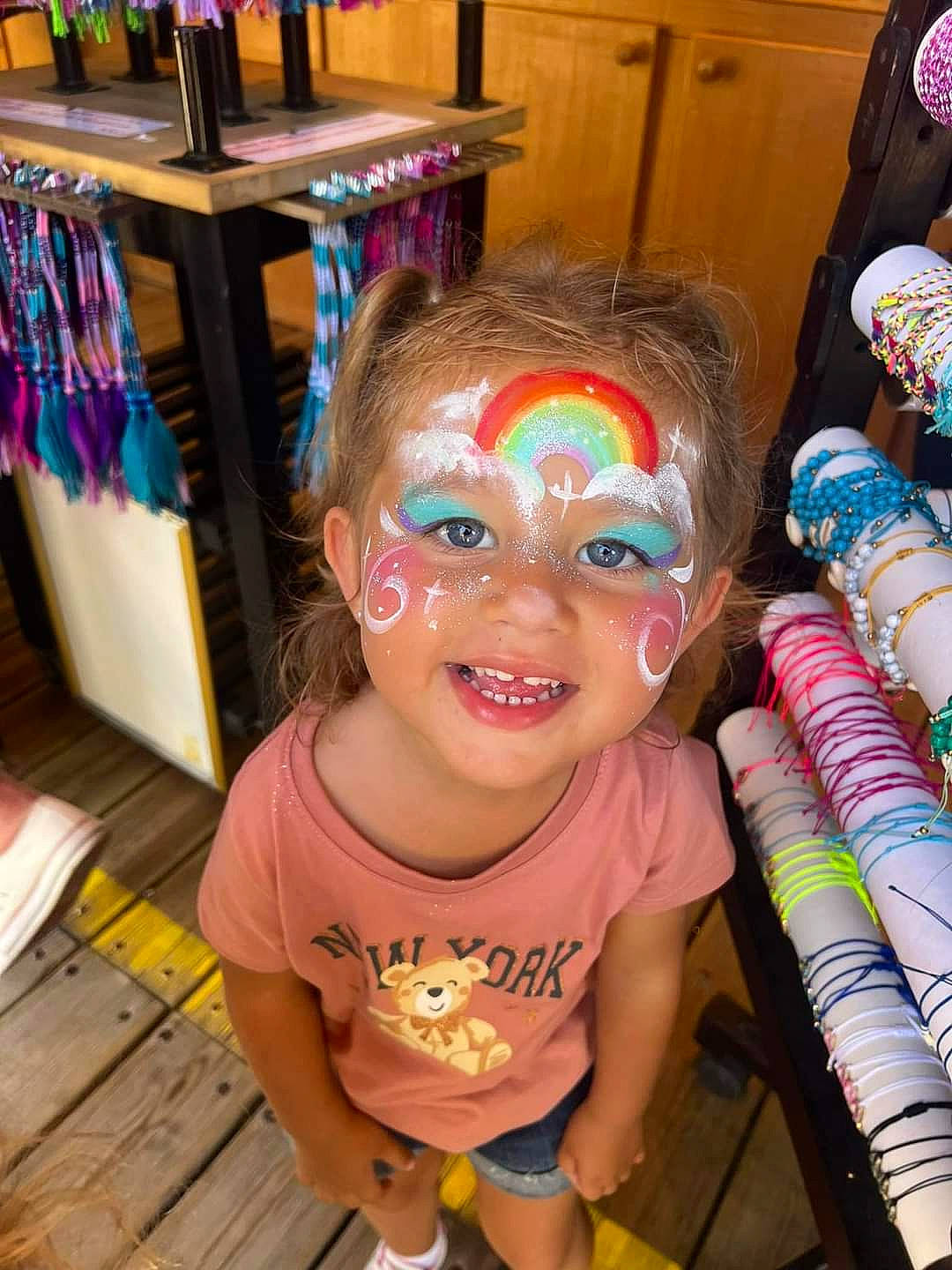 Anaé participe au concours pour gagner de l'argent avec cette photo : baby_toddler_clothing, chair, cheek, child, eyewear, flooring, fun, happy, hardwood, joy, leisure, party, party_supply, person, play, room, smile, t_shirt, toddler, vacation