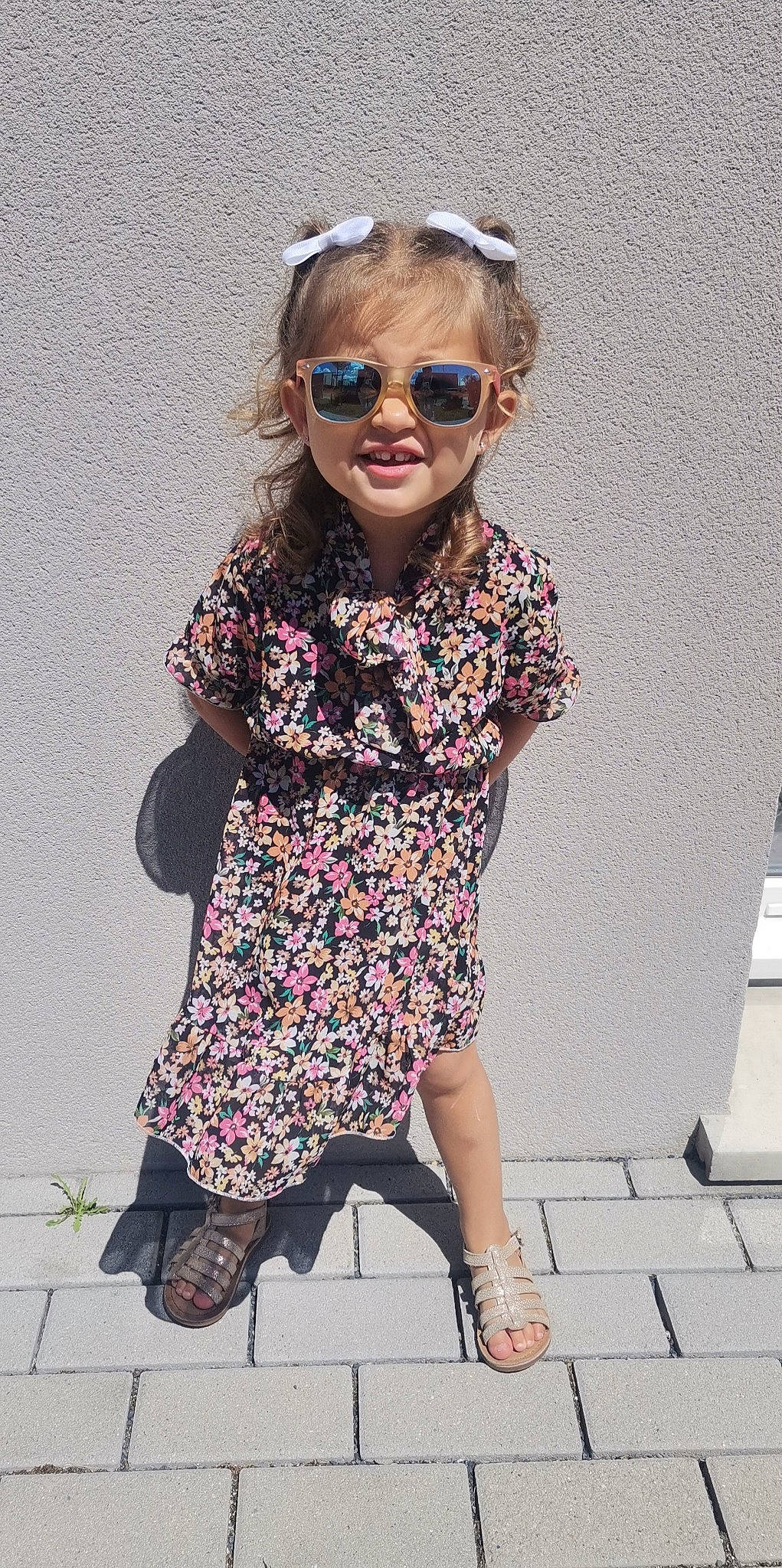 Anaé a rejoint le concours — aidez-le/la à gagner de superbes lots ! collar, day_dress, dress, eyewear, footwear, glasses, goggles, hair, knee, leg, one_piece_garment, person, pink, purple, shoe, sleeve, style, sunglasses, vision_care, waist