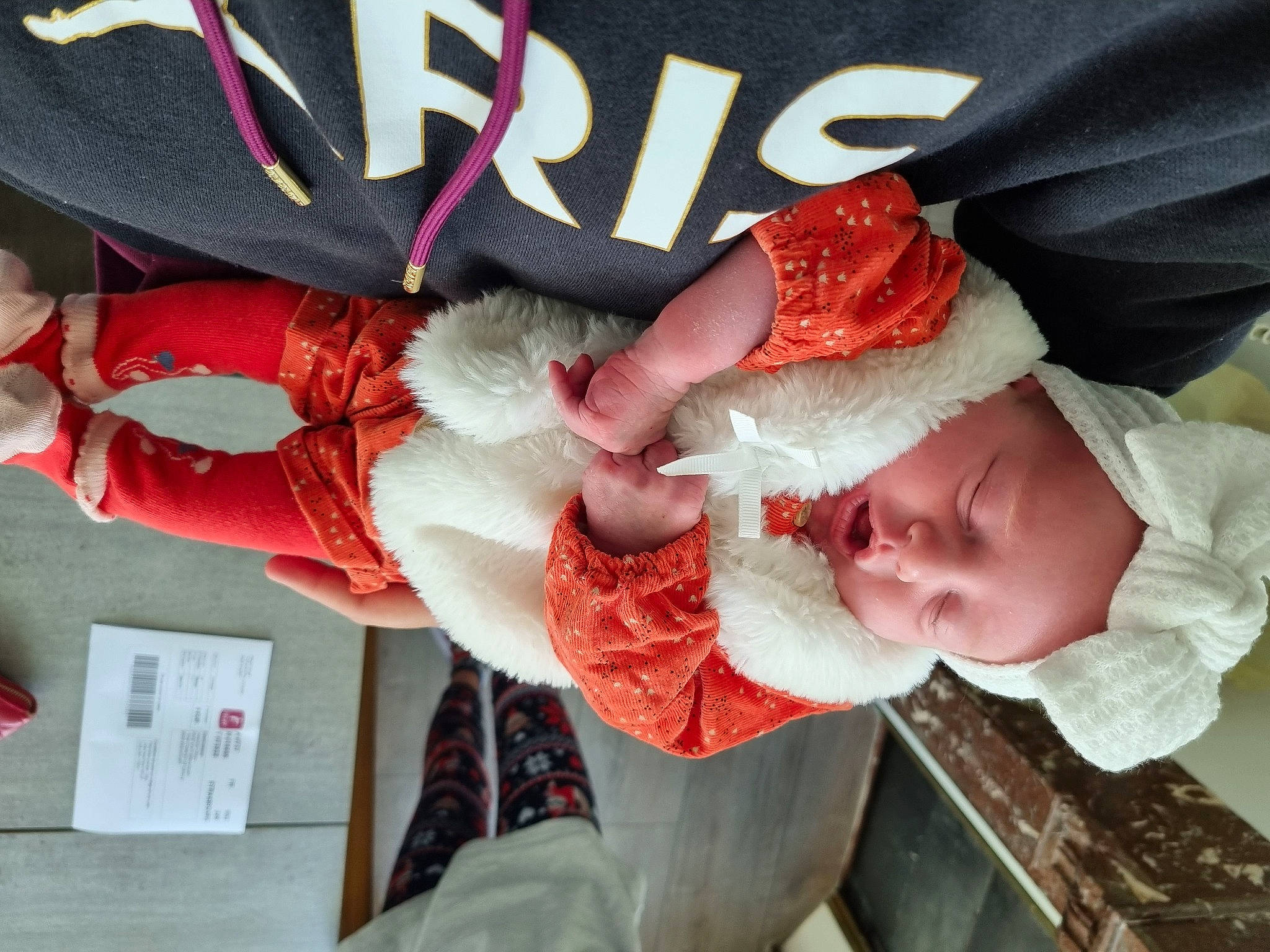 Emma participe au concours pour gagner de l'argent avec cette photo : baby, baby_products, baby_toddler_clothing, carmine, child, event, fictional_character, flesh, fur, gesture, lap, person, pink, santa_claus, toddler