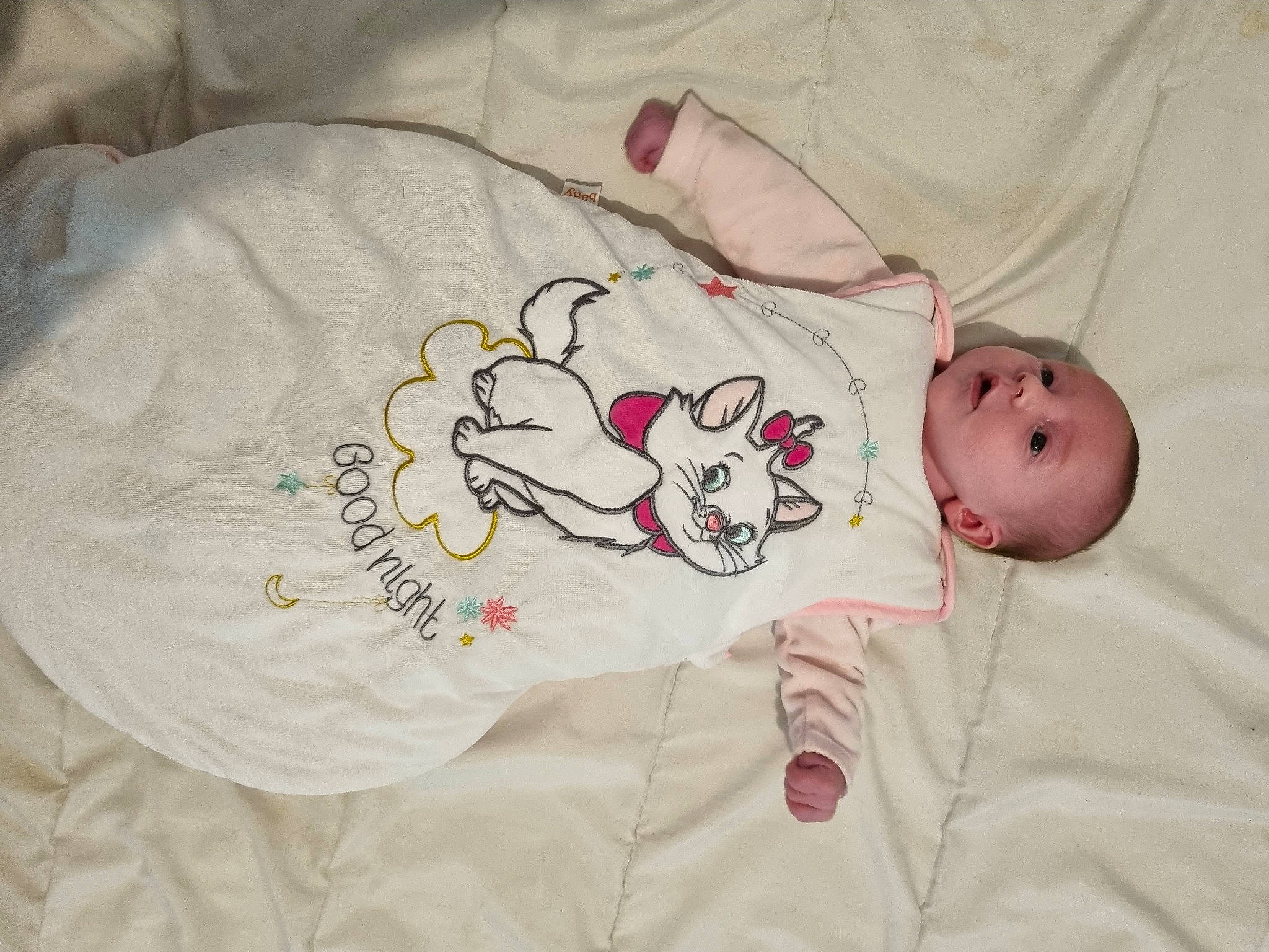 Emma participe au concours pour gagner de l'argent avec cette photo : baby, baby_products, baby_safety, baby_toddler_clothing, bed, bed_sheet, bedding, bedtime, carmine, child, comfort, linens, nap, pattern, person, product, room, sleep, sleeve, textile