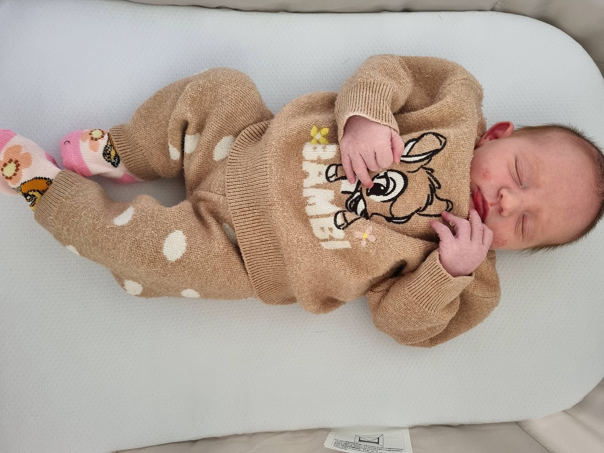 Emma participe au concours pour gagner de l'argent avec cette photo : baby, baby_products, baby_safety, baby_sleeping, baby_toddler_clothing, baby_toys, child, comfort, fashion_accessory, head, linens, nap, pattern, person, room, skin, stuffed_toy, textile, toddler, toy