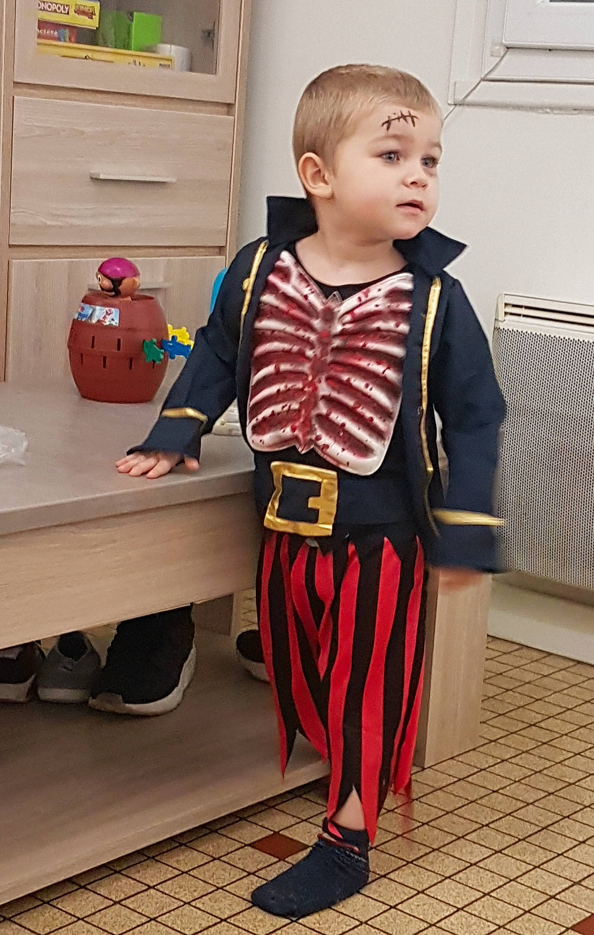 Matthéo participe au concours pour gagner de l'argent avec cette photo : baby_toddler_clothing, blazer, chair, child, collar, dress, dress_shirt, fashion_design, formal_wear, jacket, leg, pattern, person, shoe, sleeve, t_shirt, textile, tie, toddler, uniform