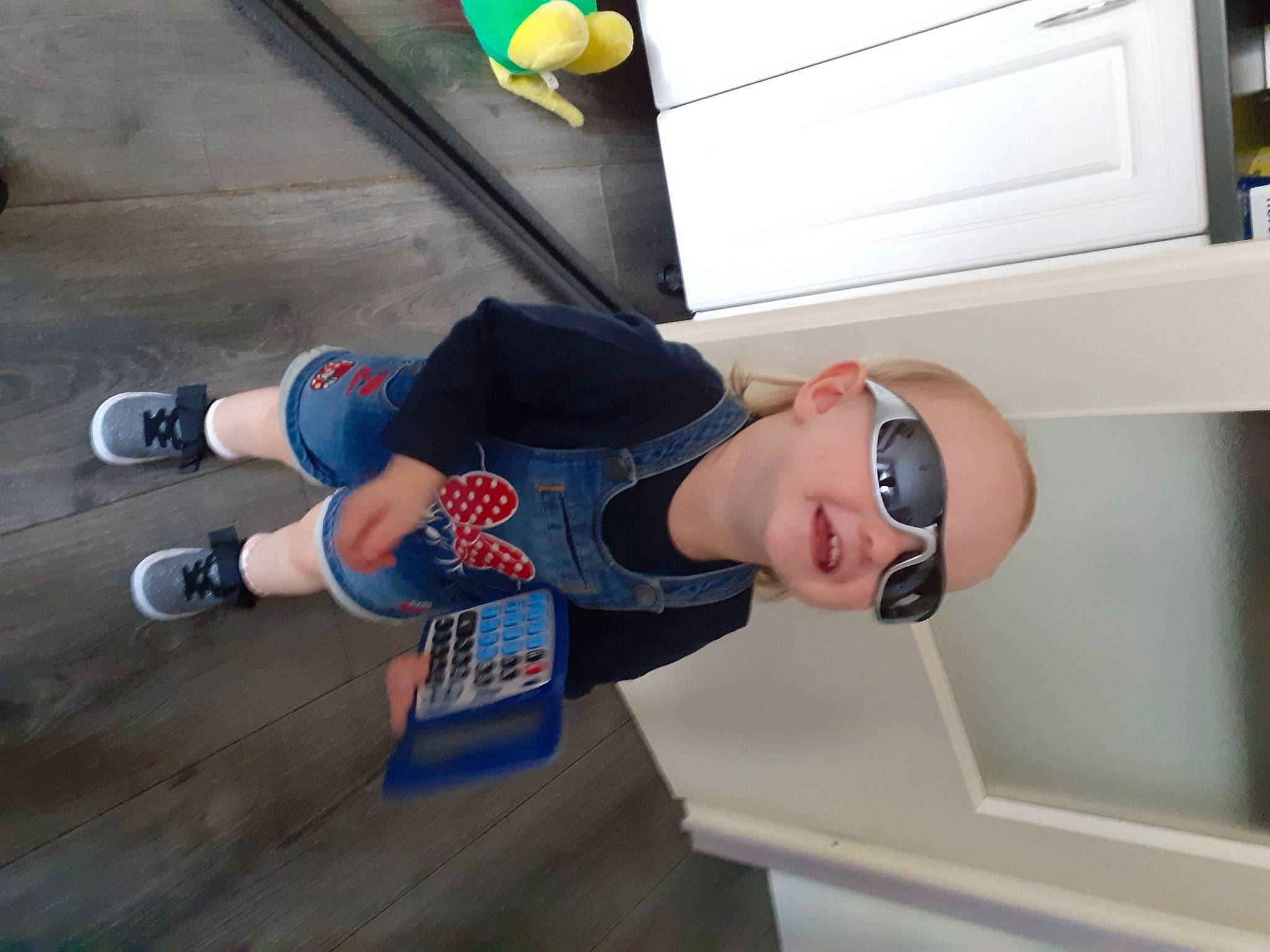 Melinda participe au concours pour gagner de l'argent avec cette photo : child, elbow, electric_blue, eyewear, flooring, fun, human_leg, knee, leisure, person, personal_protective_equipment, recreation, shoe, shorts, smile, sock, sportswear, t_shirt, thigh, toddler