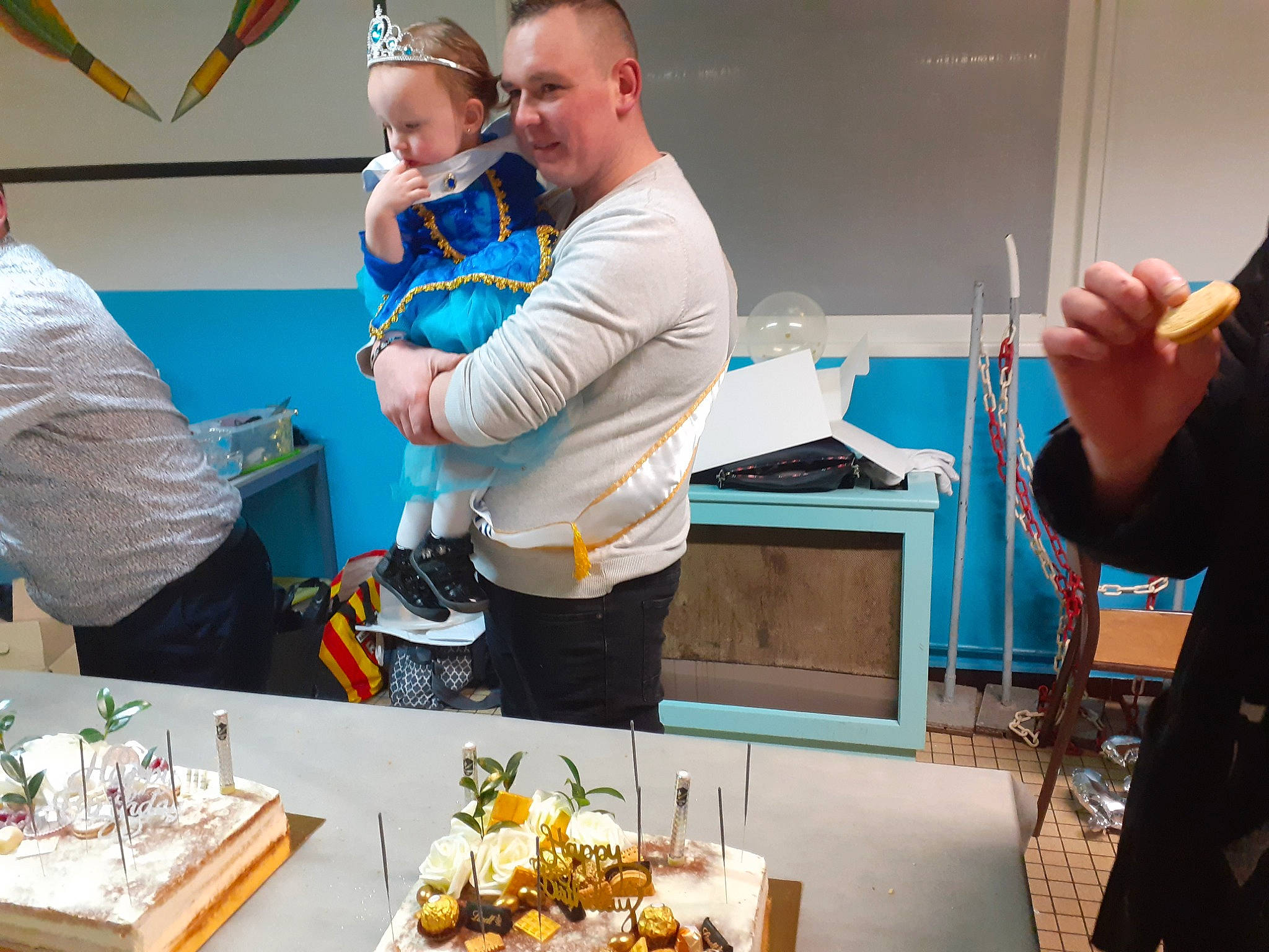 Melinda a rejoint le concours — aidez-le/la à gagner de superbes lots ! baseball_cap, chair, community, conversation, employment, engineering, event, eyewear, fun, hand, hat, job, person, room, science, service, social_group, table, tableware, wine_glass