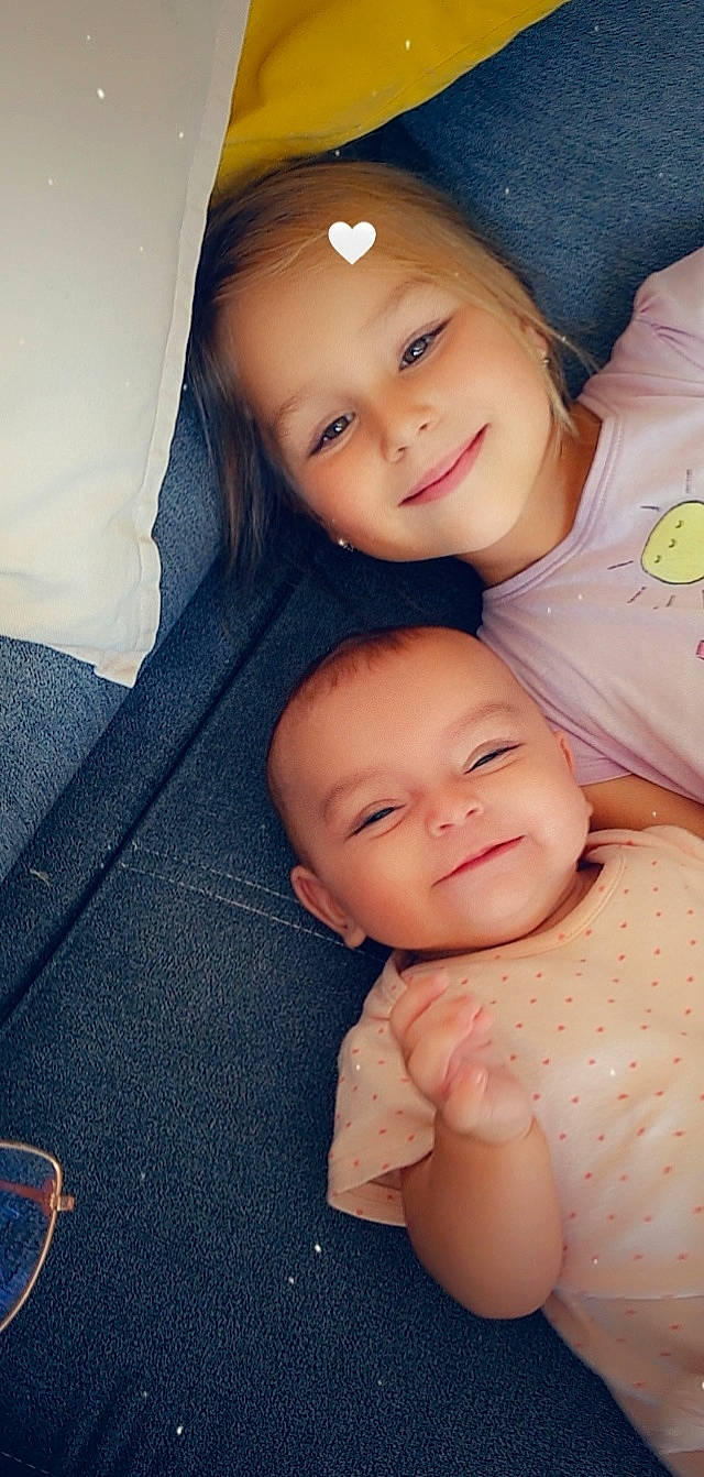 Angelina participe au concours pour gagner de l'argent avec cette photo : cheek, chin, eye, eyebrow, face, finger, flash_photography, forehead, gesture, hair, hairstyle, hand, happy, head, iris, joy, lip, muscle, nose, person