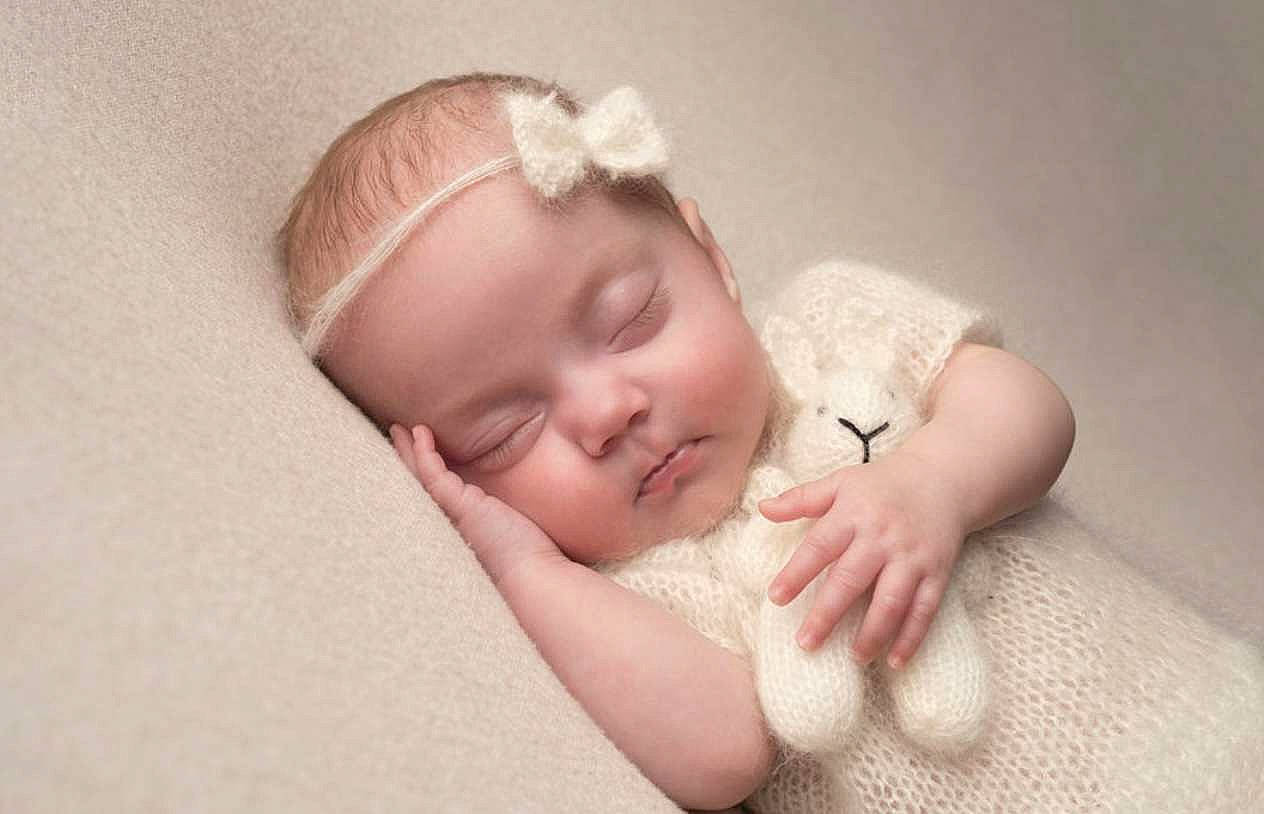 Aliyaah participe au concours pour gagner de l'argent avec cette photo : baby, baby_sleeping, baby_toddler_clothing, cheek, child, comfort, ear, fashion_accessory, grass, hair_accessory, headgear, headpiece, iris, linens, lip, pattern, person, portrait_photography, skin, sleeve