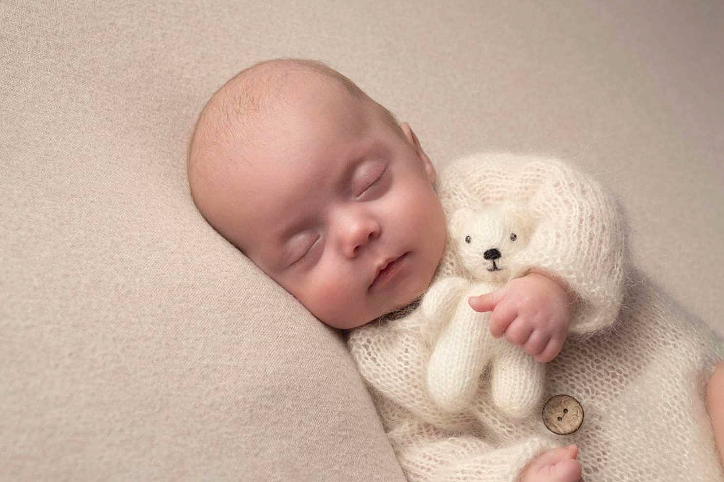 Kaïs participe au concours pour gagner de l'argent avec cette photo : baby, baby_products, baby_sleeping, baby_toddler_clothing, bed, bedtime, cheek, comfort, ear, eye, gesture, head, human_body, linens, nose, person, skin, snout, stuffed_toy, teddy_bear