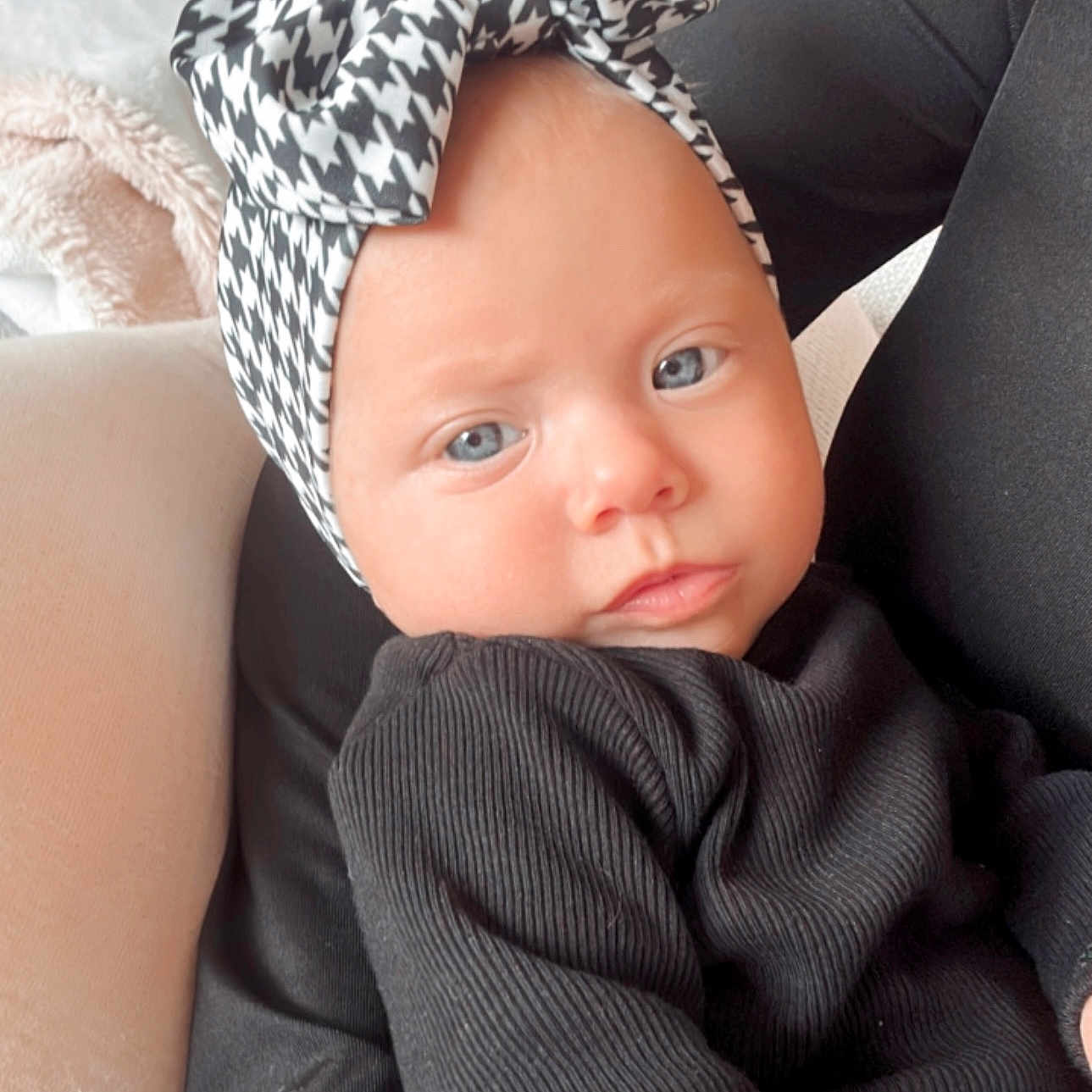 Constance participe au concours pour gagner de l'argent avec cette photo : baby, bonnet, cap, clothing, coat, couch, cushion, face, formalwear, furniture, happy, hat, head, homedecor, newborn, pants, person, photography, portrait, smile
