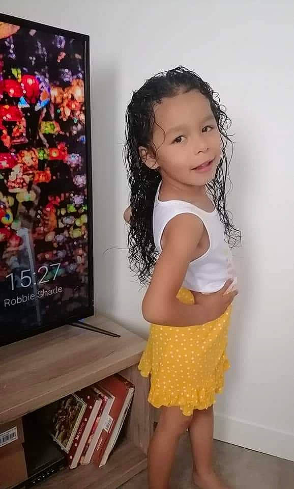 Keysha participe au concours pour gagner de l'argent avec cette photo : art, beauty, day_dress, design, display_device, event, fashion_design, human_leg, joy, knee, long_hair, magenta, person, picture_frame, room, shelf, smile, snapshot, thigh, toddler