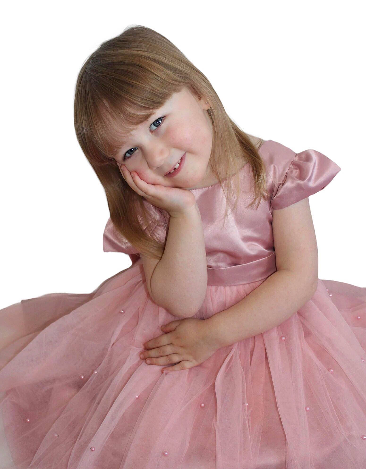 Maëlys participe au concours pour gagner de l'argent avec cette photo : arm, day_dress, dress, eyelash, face, flash_photography, gesture, hair, hairstyle, happy, head, joy, lip, neck, one_piece_garment, outerwear, person, shoulder, skin, sleeve