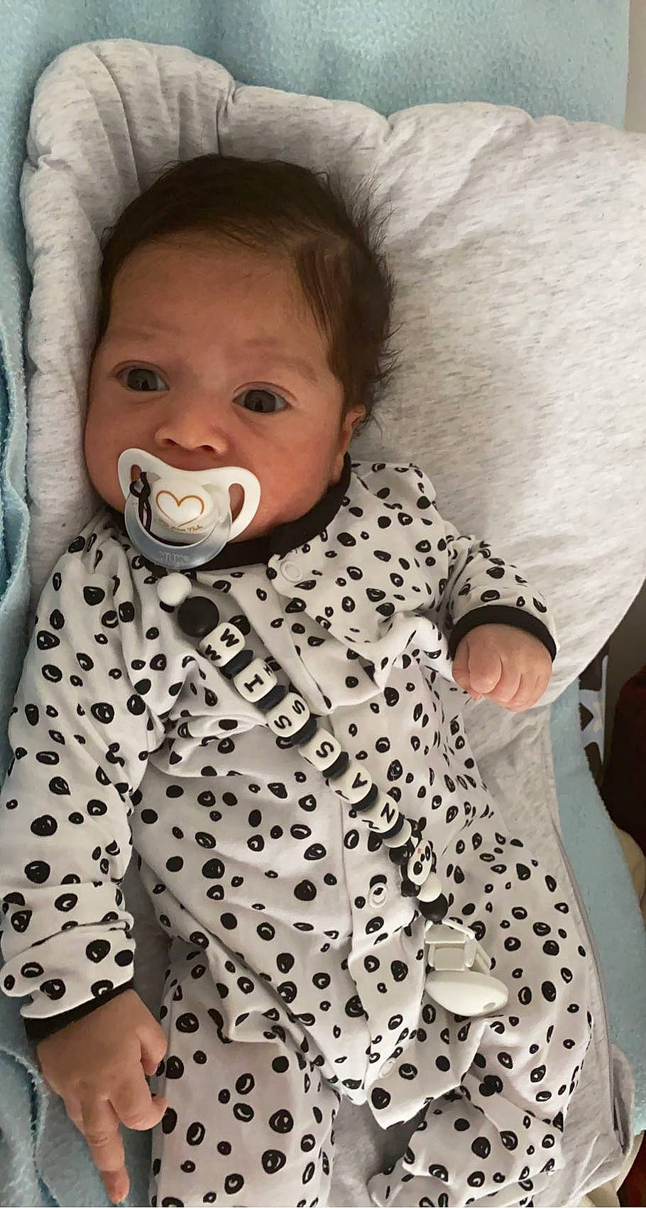 Nassim participe au concours pour gagner de l'argent avec cette photo : baby, baby_products, baby_sleeping, baby_toddler_clothing, bedtime, cheek, child, comfort, hood, linens, nightwear, overall, person, skin, sleeve, toddler