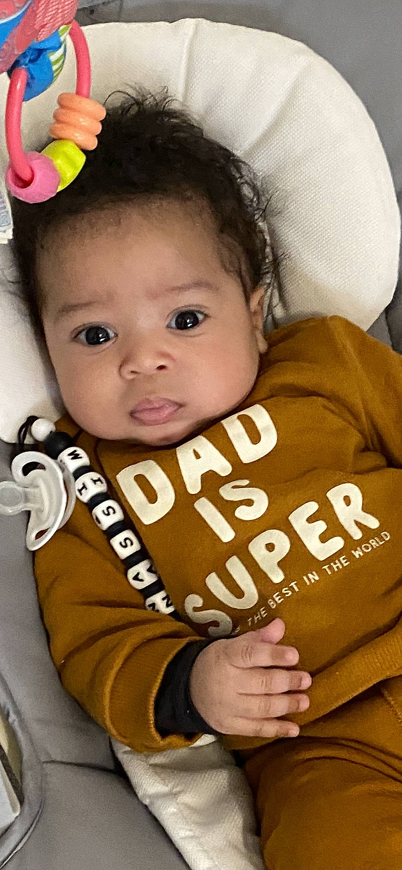 Nassim a rejoint le concours — aidez-le/la à gagner de superbes lots ! baby, baby_toddler_clothing, cheek, chin, eye, eyebrow, eyelash, finger, gesture, hand, happy, head, iris, nose, organ, person, product, skin, sleeve, thumb