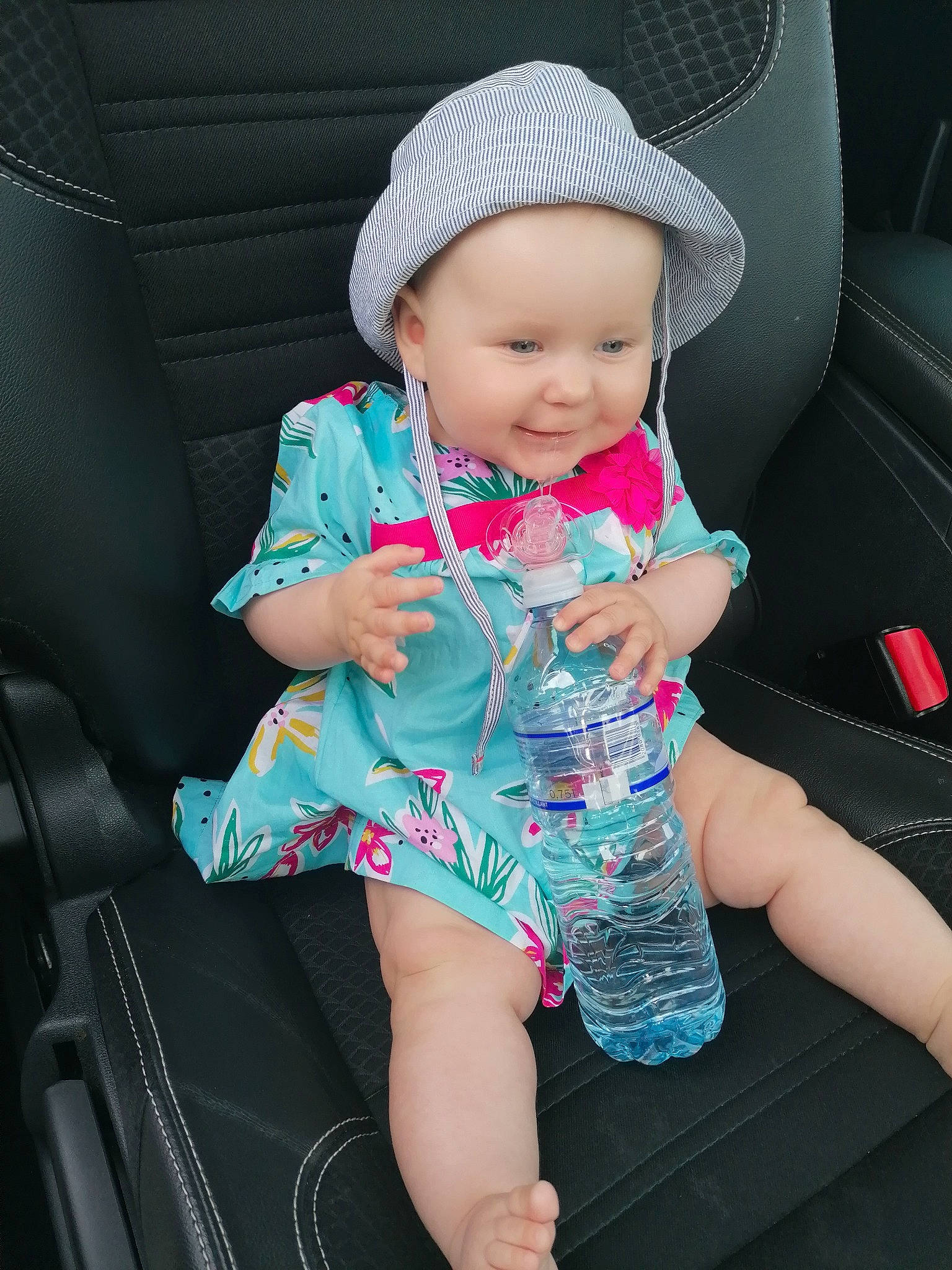 Elina a rejoint le concours — aidez-le/la à gagner de superbes lots ! auto_part, baby, baby_toddler_clothing, cap, car_seat, cool, dress, finger, fun, hand, hat, headwear, joy, leg, magenta, mouth, person, pink, skin, sleeve