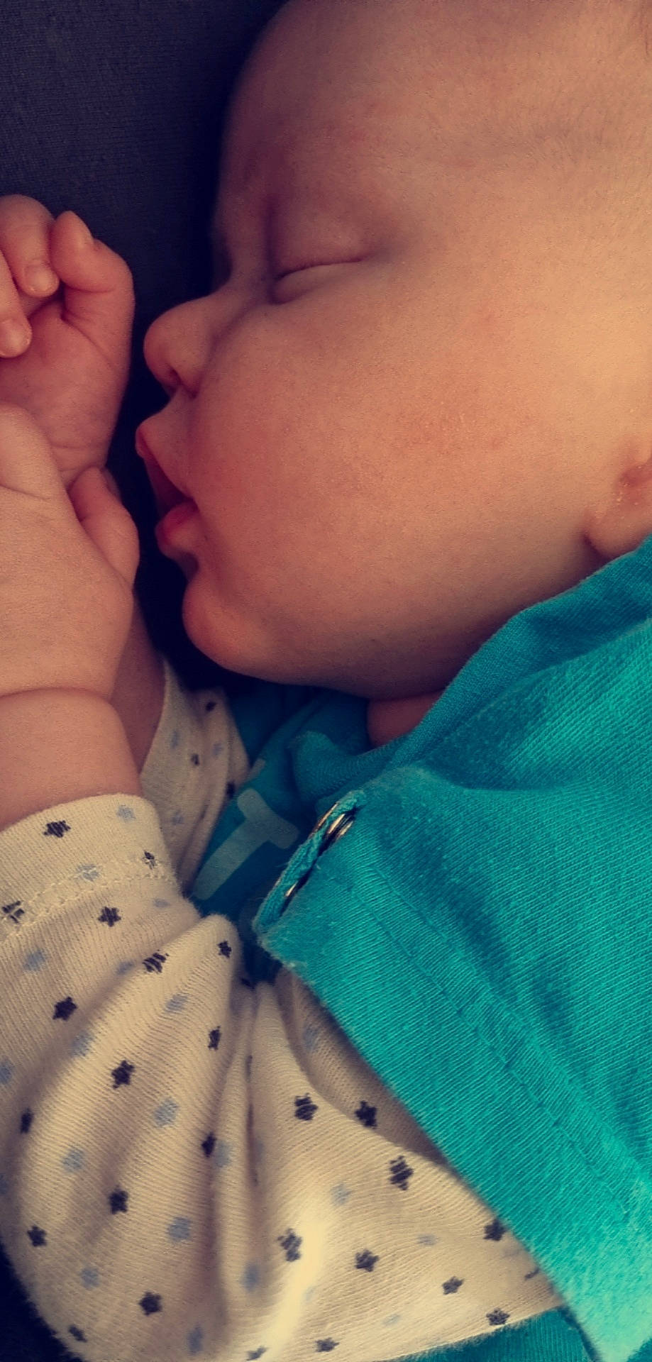 Anthon participe au concours pour gagner de l'argent avec cette photo : arm, azure, baby_sleeping, baby_toddler_clothing, blue, cheek, cloud, comfort, eyelash, facial_expression, hand, head, joint, lip, mouth, neck, nose, organ, person, shoulder