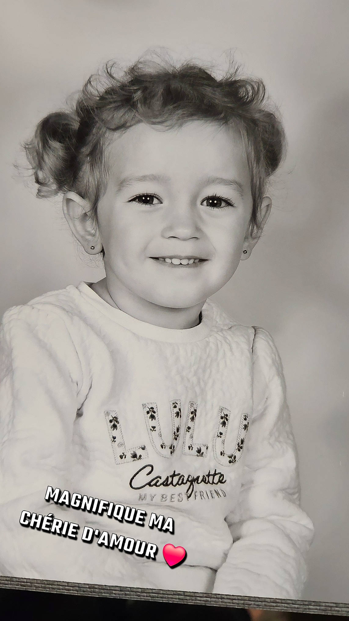 Mya a rejoint le concours — aidez-le/la à gagner de superbes lots ! arm, cheek, eye, eyebrow, eyelash, flash_photography, forehead, hair, happy, head, iris, joy, lip, neck, nose, person, sleeve, smile, style, t_shirt