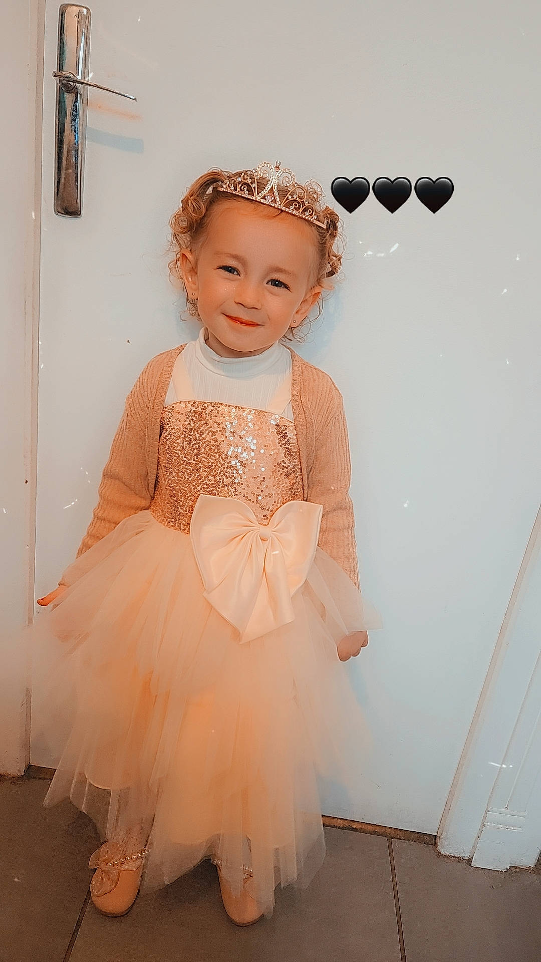 Mya a rejoint le concours — aidez-le/la à gagner de superbes lots ! baby_toddler_clothing, bridal_accessory, bridal_party_dress, clothing, day_dress, dress, embellishment, fashion_design, flash_photography, formal_wear, gown, happy, headpiece, joy, one_piece_garment, person, pink, skin, sleeve, smile