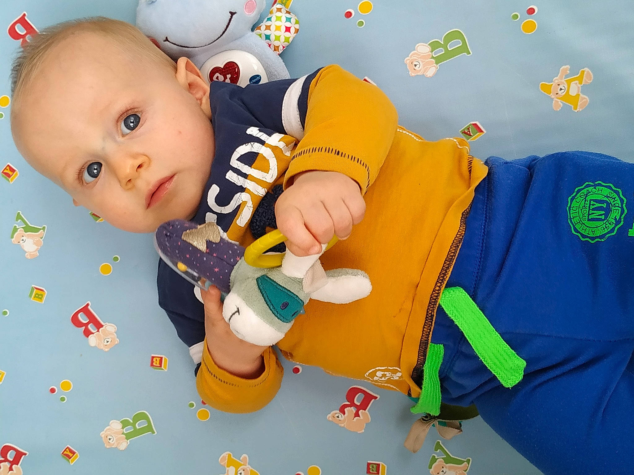 Sacha a rejoint le concours — aidez-le/la à gagner de superbes lots ! baby, baby_products, baby_toddler_clothing, baby_toys, child, person, play, product, room, surprise, toddler, toy, yellow