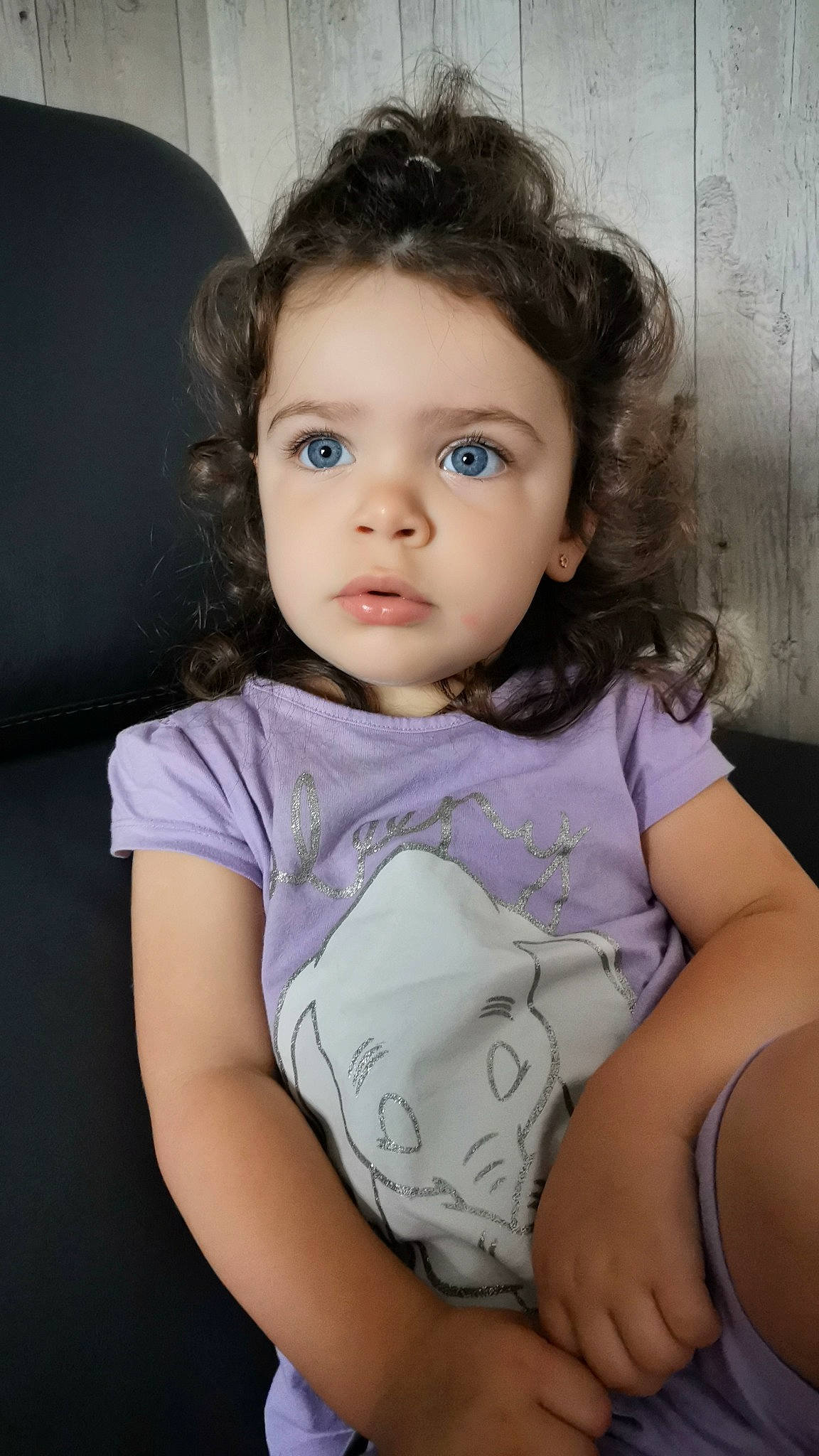 Ariana participe au concours pour gagner de l'argent avec cette photo : arm, baby, beauty, brown_hair, cheek, child, child_model, chin, eye, face, head, iris, lip, nose, person, sitting, skin, smile, toddler
