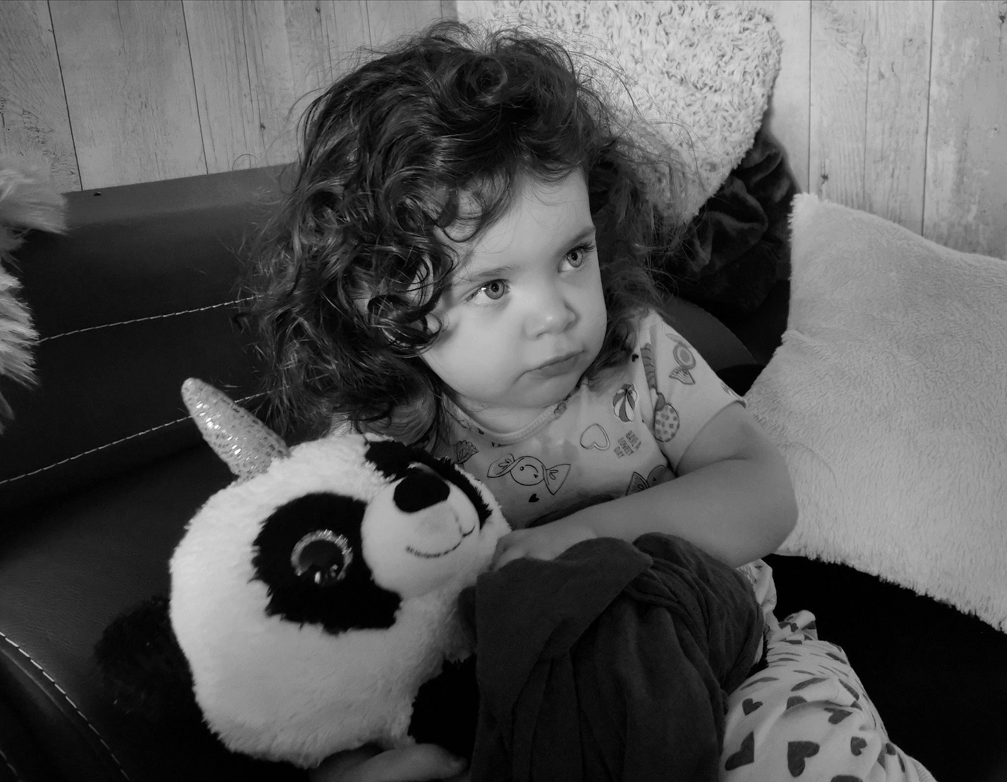 Ariana participe au concours pour gagner de l'argent avec cette photo : black, black_and_white, cheek, child, ear, eye, fur, human, monochrome, monochrome_photography, person, photography, room, sitting, snapshot, stuffed_toy, style, teddy_bear, toddler, toy