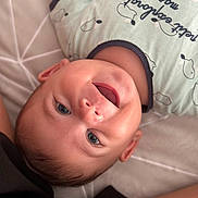 Louis a rejoint le concours — aidez-le/la à gagner de superbes lots ! baby, child, smiling, face, eyes, onesie, clothing, infant, cute, laying_down, portrait, happy, skin, head, human, baby_girl, baby_boy, young, indoor, closeup