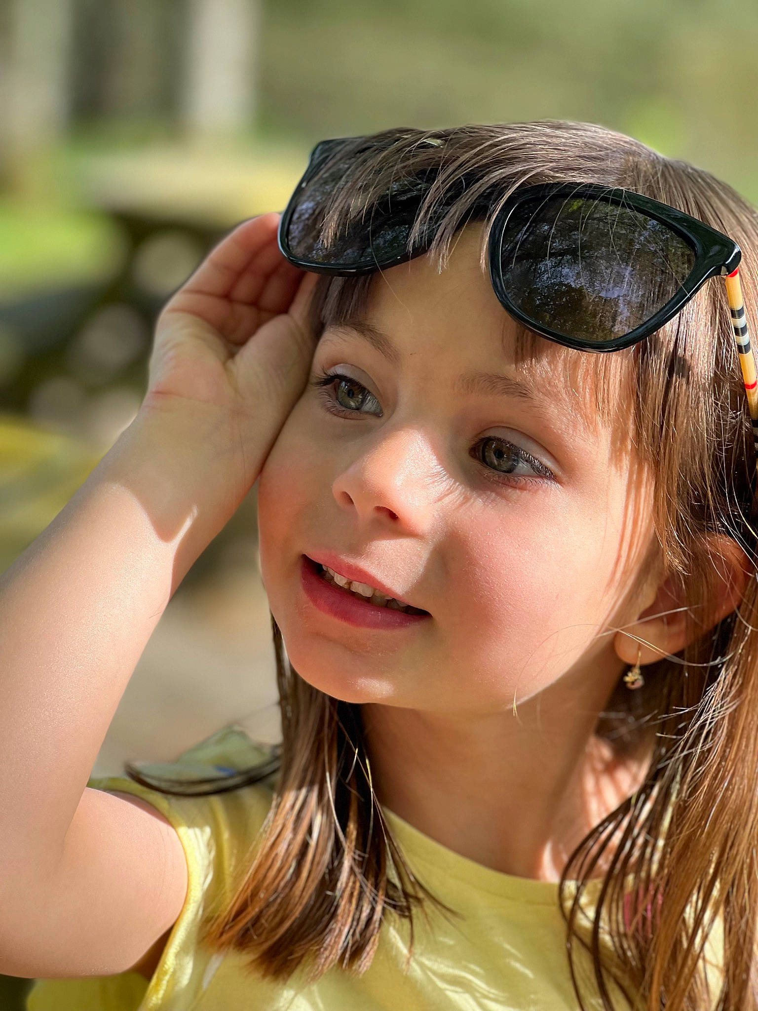 Clara participe au concours pour gagner de l'argent avec cette photo : bangs, blond, chin, eyebrow, eyelash, eyewear, fashion_accessory, fun, gesture, grass, happy, hat, headband, headpiece, headwear, iris, lip, people_in_nature, person, personal_protective_equipment