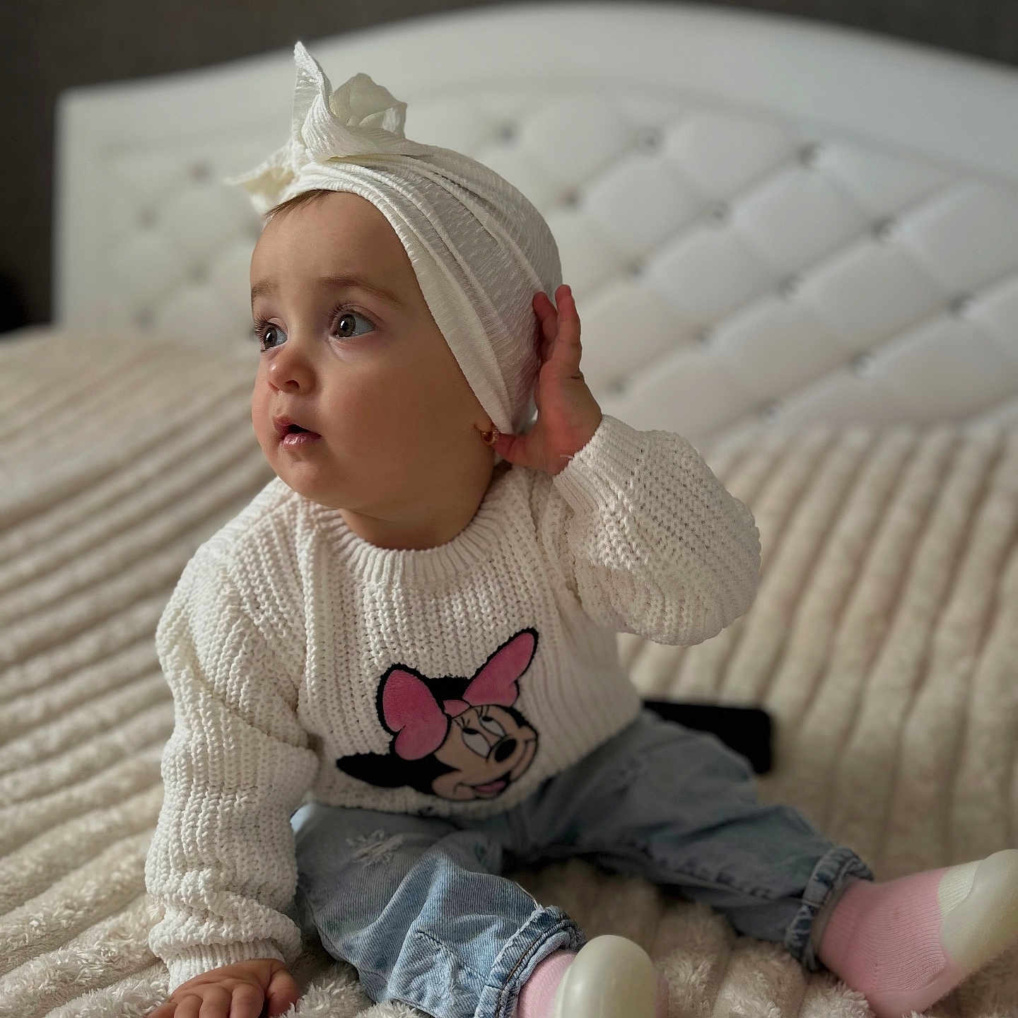 Melania a rejoint le concours — aidez-le/la à gagner de superbes lots ! baby, bed, bonnet, cap, clothing, couch, face, furniture, hat, head, hosiery, jeans, knitwear, pants, person, photography, portrait, sitting, sock, sweater