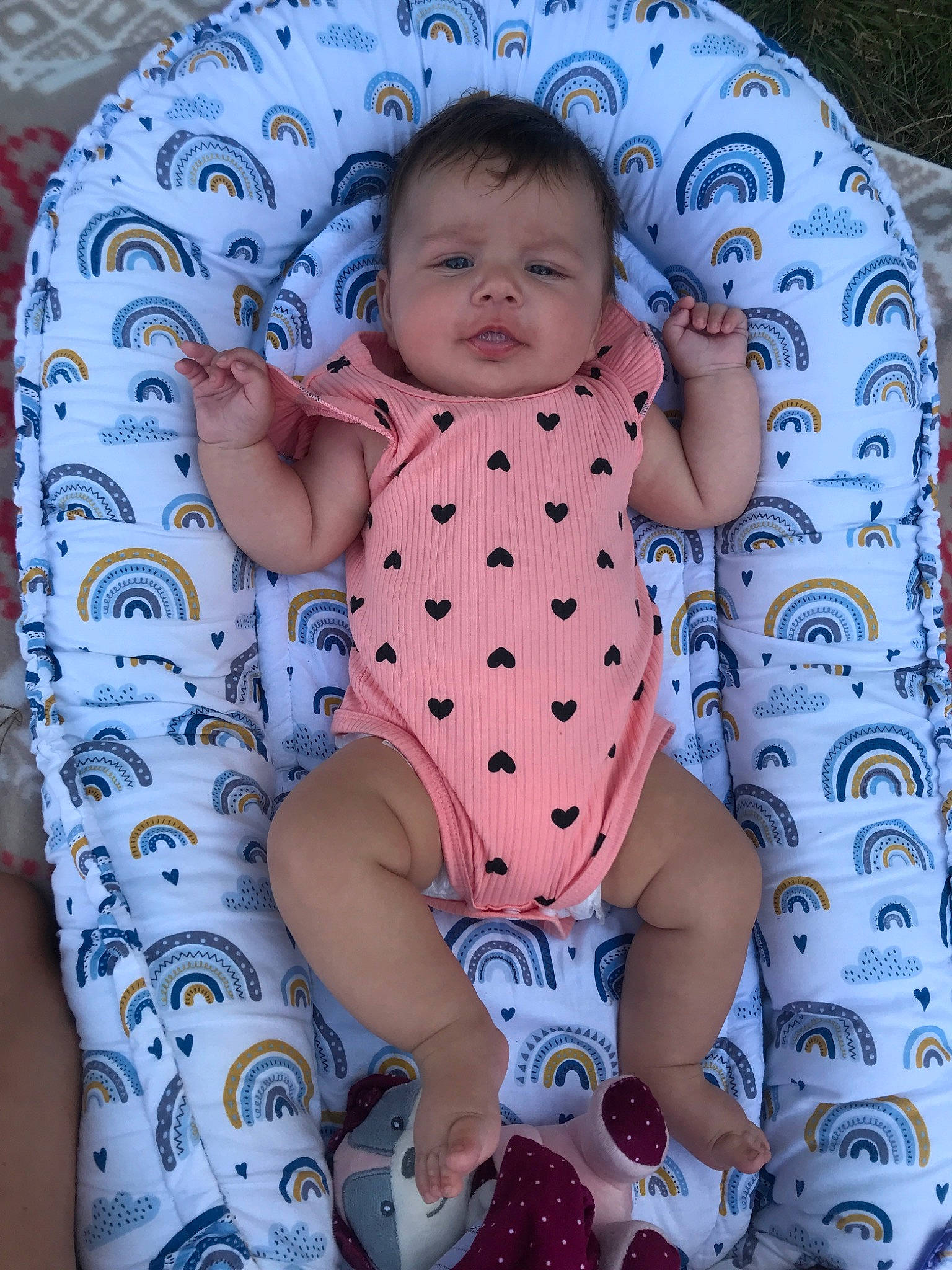 Léna participe au concours pour gagner de l'argent avec cette photo : baby, baby_toddler_clothing, blue, cheek, child, collar, comfort, eye, finger, hand, head, human_body, linens, pattern, person, purple, skin, sleeve, textile, thigh