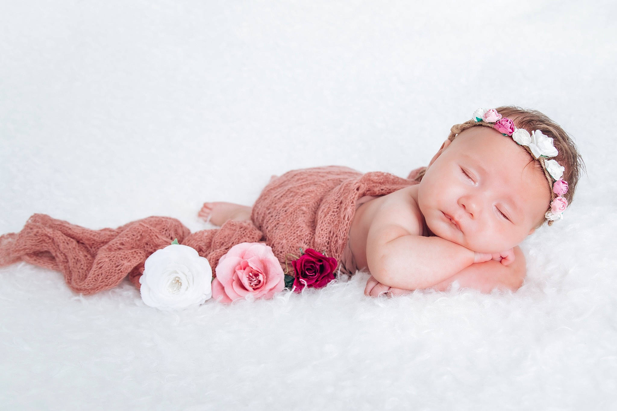 Rachel participe au concours pour gagner de l'argent avec cette photo : arm, baby, baby_sleeping, baby_toddler_clothing, cap, comfort, flash_photography, flower, hair_accessory, hand, happy, headband, headgear, headpiece, headwear, jewellery, linens, person, petal, rose