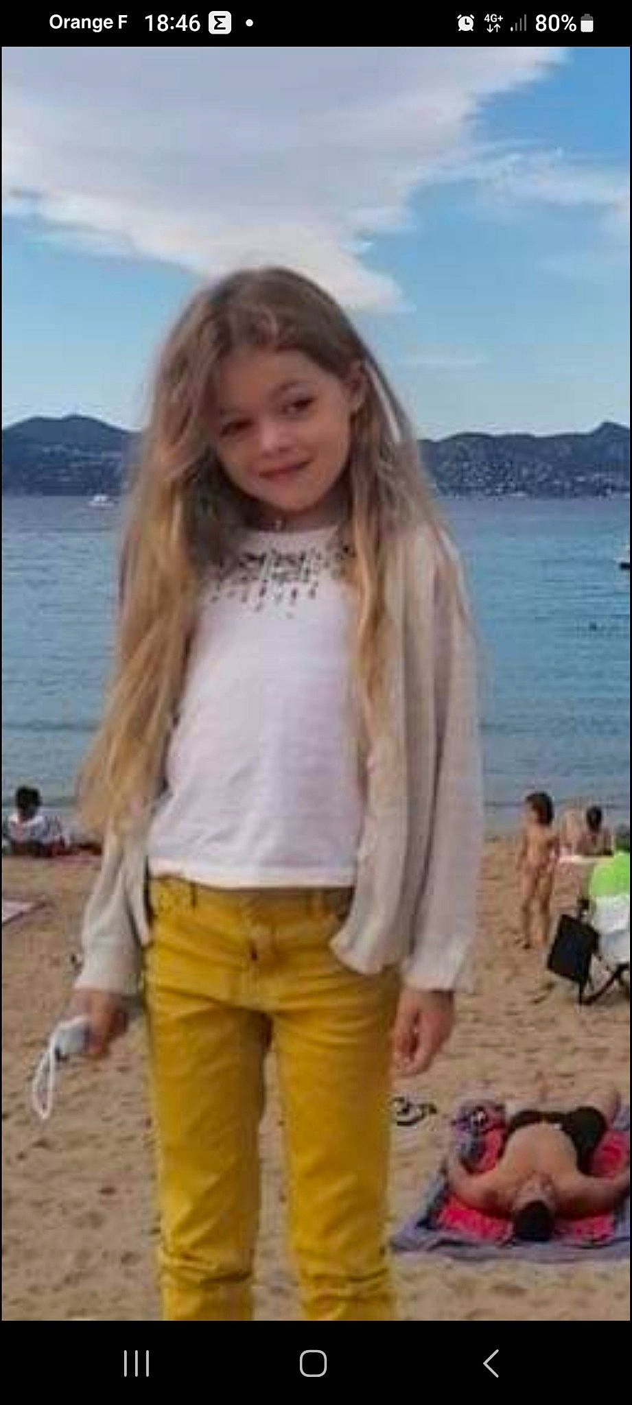 Clara a rejoint le concours — aidez-le/la à gagner de superbes lots ! beach, blond, child, cloud, fun, hair, hairstyle, happy, joy, lake, leisure, pattern, people_in_nature, person, sky, sleeve, smile, surfer_hair, toddler, travel