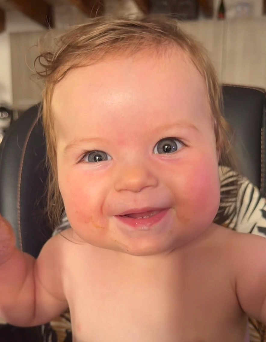 Yeimy participe au concours pour gagner de l'argent avec cette photo : baby, child, smiling, face, cheeks, eyes, hair, skin, bare_shoulders, chair, cushion, indoor, happy, messy, portrait, person, cute, infant, closeup, expression