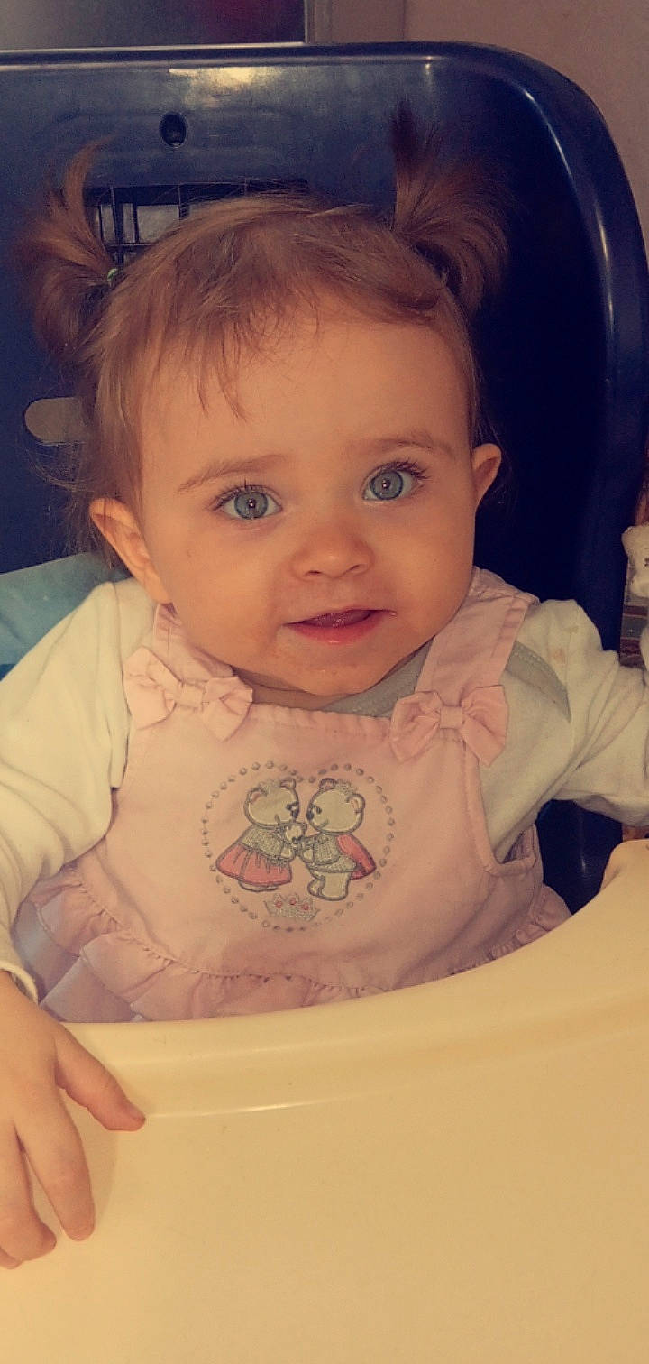 Phoebee a rejoint le concours — aidez-le/la à gagner de superbes lots ! baby_toddler_clothing, cheek, chin, ear, eyebrow, eyelash, facial_expression, forehead, hairstyle, hand, human, human_body, lip, mouth, neck, nose, person, product, skin, sleeve