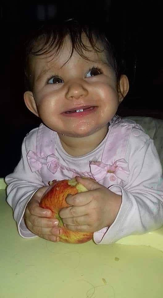 Chelsea participe au concours pour gagner de l'argent avec cette photo : baby, cheek, child, chin, eye, face, facial_expression, finger, forehead, gesture, happy, head, iris, joy, lip, mouth, nose, person, skin, smile