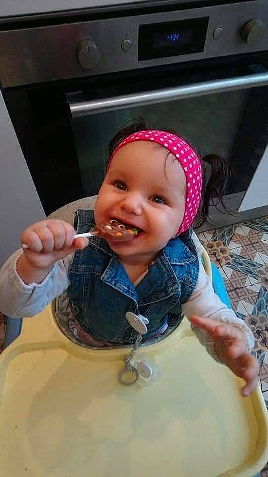 Chelsea participe au concours pour gagner de l'argent avec cette photo : baby, cap, cheek, child, facial_expression, headgear, joy, person, smile, toddler