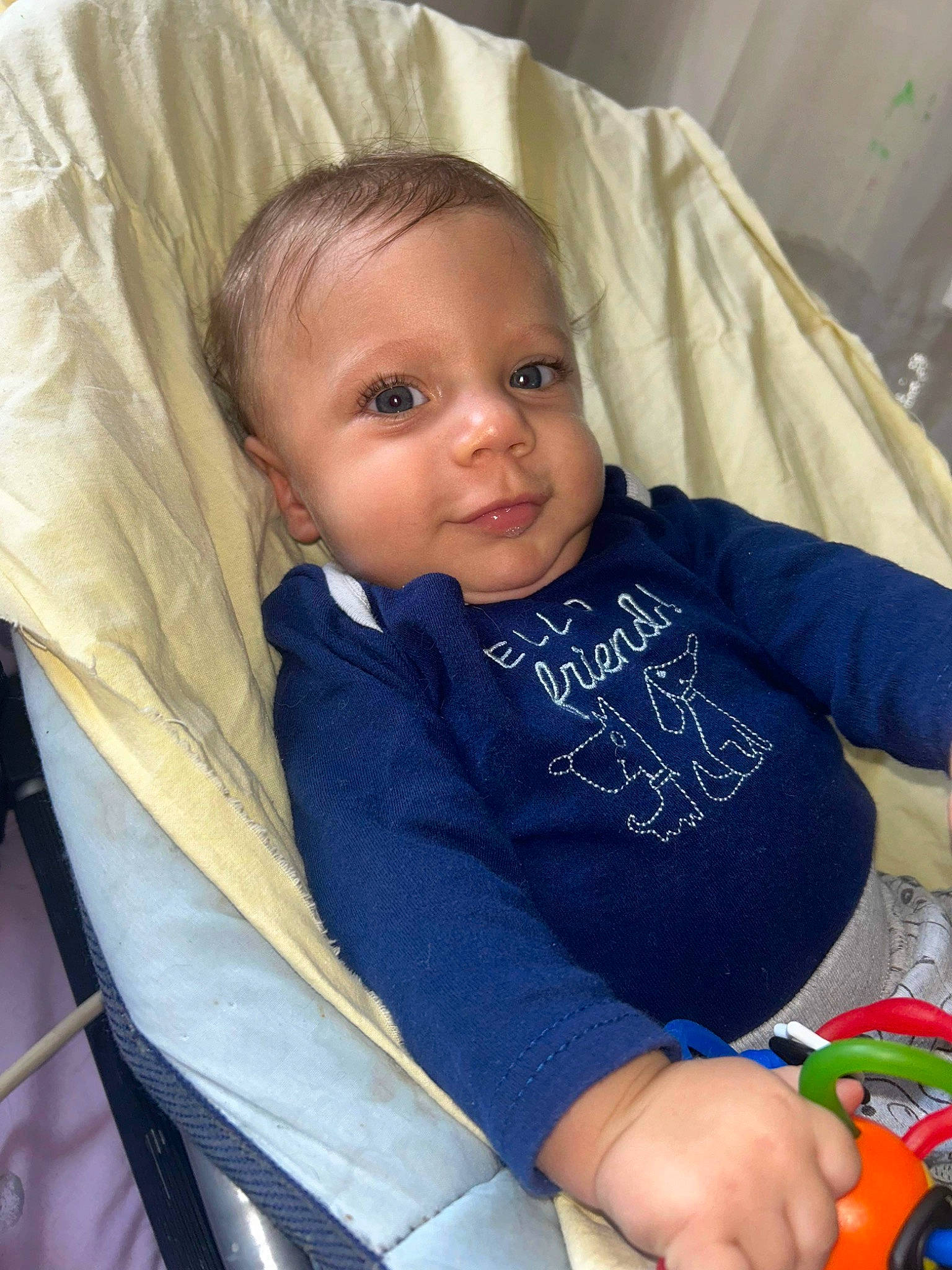 Elyano a rejoint le concours — aidez-le/la à gagner de superbes lots ! baby, baby_carriage, baby_products, baby_toddler_clothing, car_seat, chair, cheek, child, comfort, fun, hairstyle, happy, iris, lap, linens, person, room, sitting, skin, smile