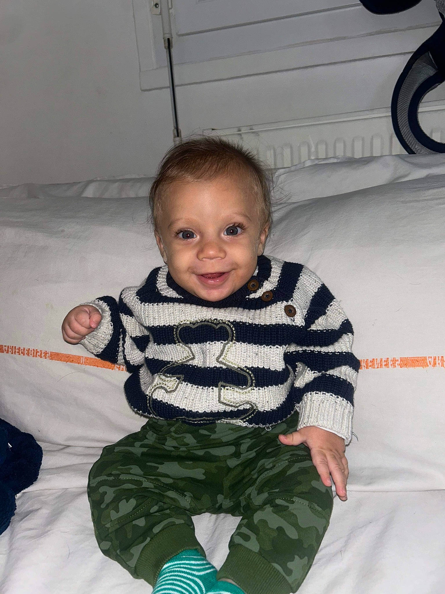 Elyano a rejoint le concours — aidez-le/la à gagner de superbes lots ! baby, baby_toddler_clothing, cheek, child, comfort, eye, flash_photography, fun, hairstyle, happy, head, human_body, outerwear, person, skin, sleeve, smile, t_shirt, textile, toddler