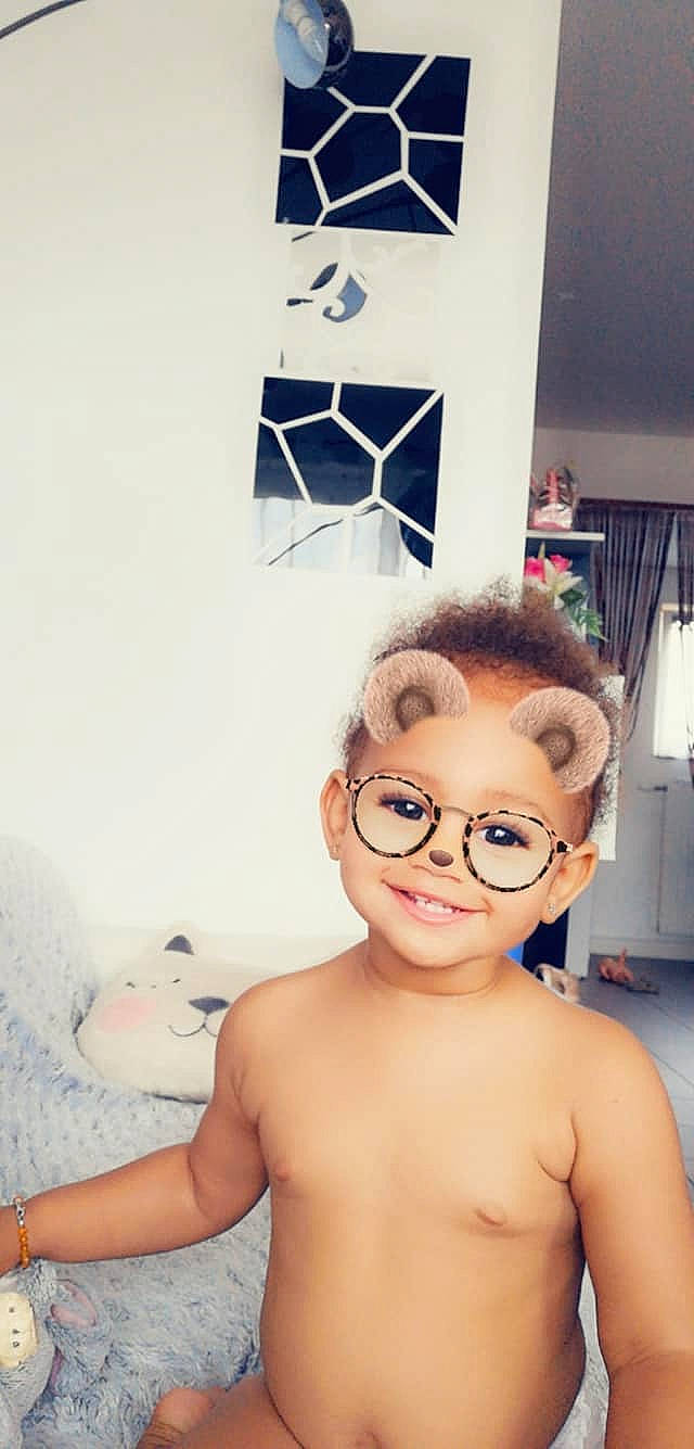 Wendy participe au concours pour gagner de l'argent avec cette photo : cheek, child, cool, ear, eye, eyewear, face, forehead, glasses, head, joy, nose, person, photography, room, selfie, skin, toddler, vision_care